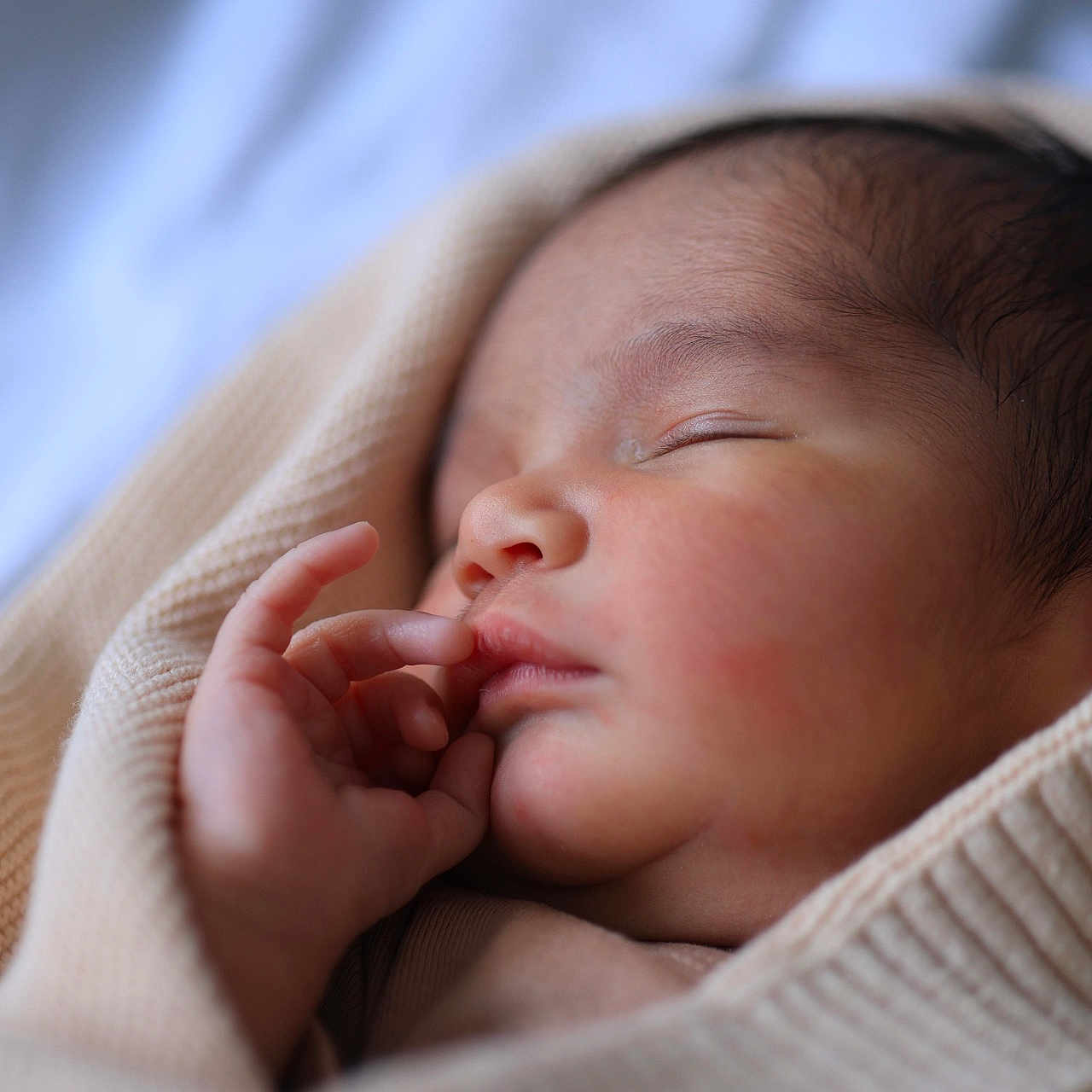 Abi a rejoint le concours — aidez-le/la à gagner de superbes lots ! baby, blanket, child, closeup, cozy, cute, face, hand, indoors, infant, knitted, newborn, peaceful, portrait, resting, skin, sleeping, soft, warm, wrapped