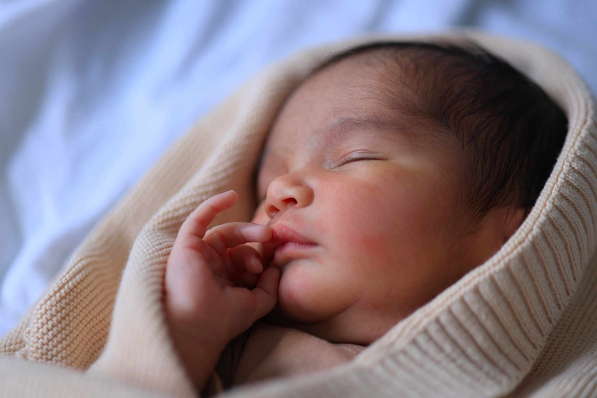 Abi a rejoint le concours — aidez-le/la à gagner de superbes lots ! newborn, baby, sleeping, blanket, closeup, face, hand, soft, cozy, wrapped, knitted, peaceful, infant, skin, portrait, child, cute, resting, indoors, warm