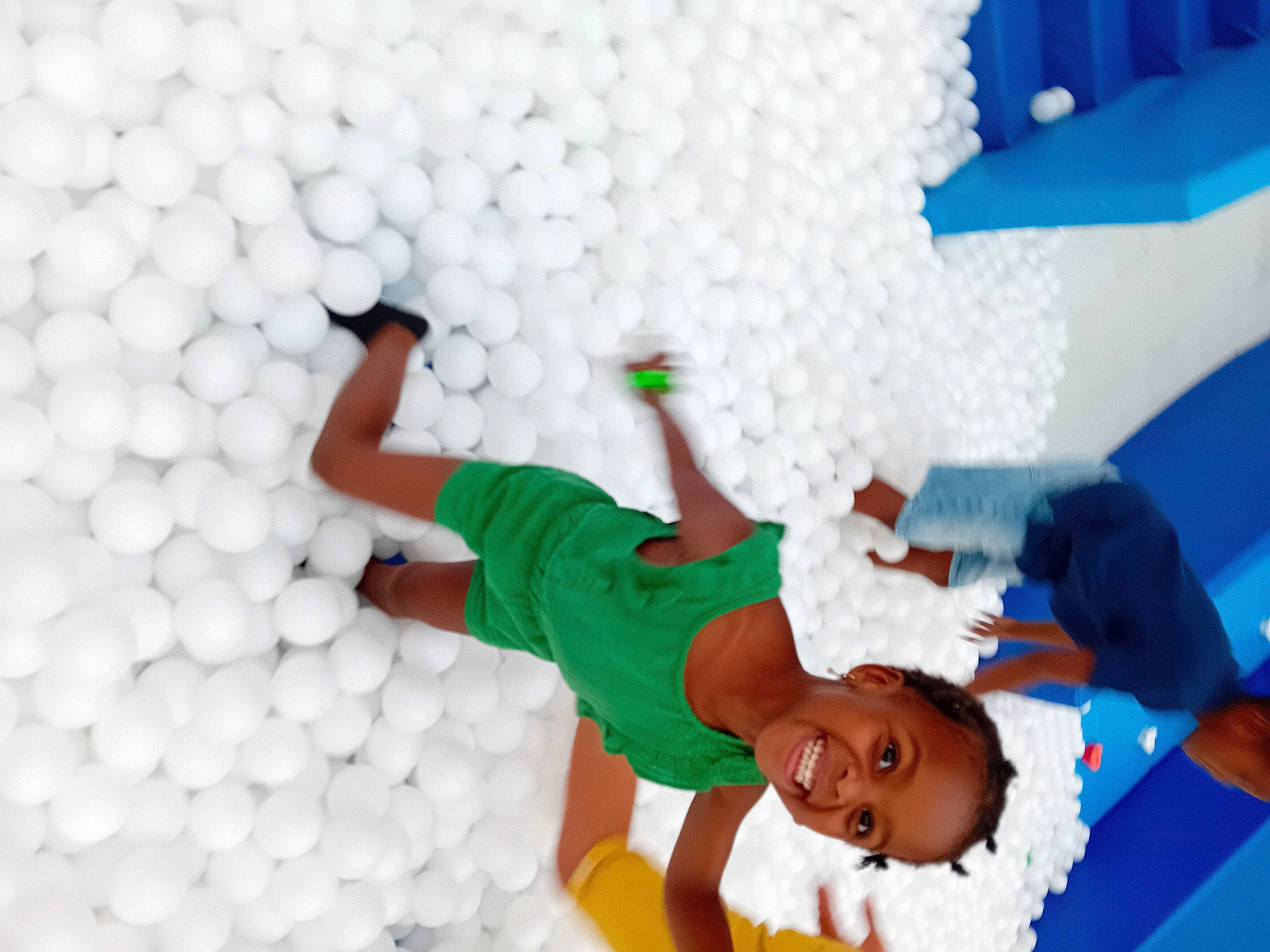 Luanna a rejoint le concours — aidez-le/la à gagner de superbes lots ! balloon, blue, child, christmas, event, fun, happy, joy, knee, leisure, party_supply, person, play, room, smile, sock, t_shirt, toddler