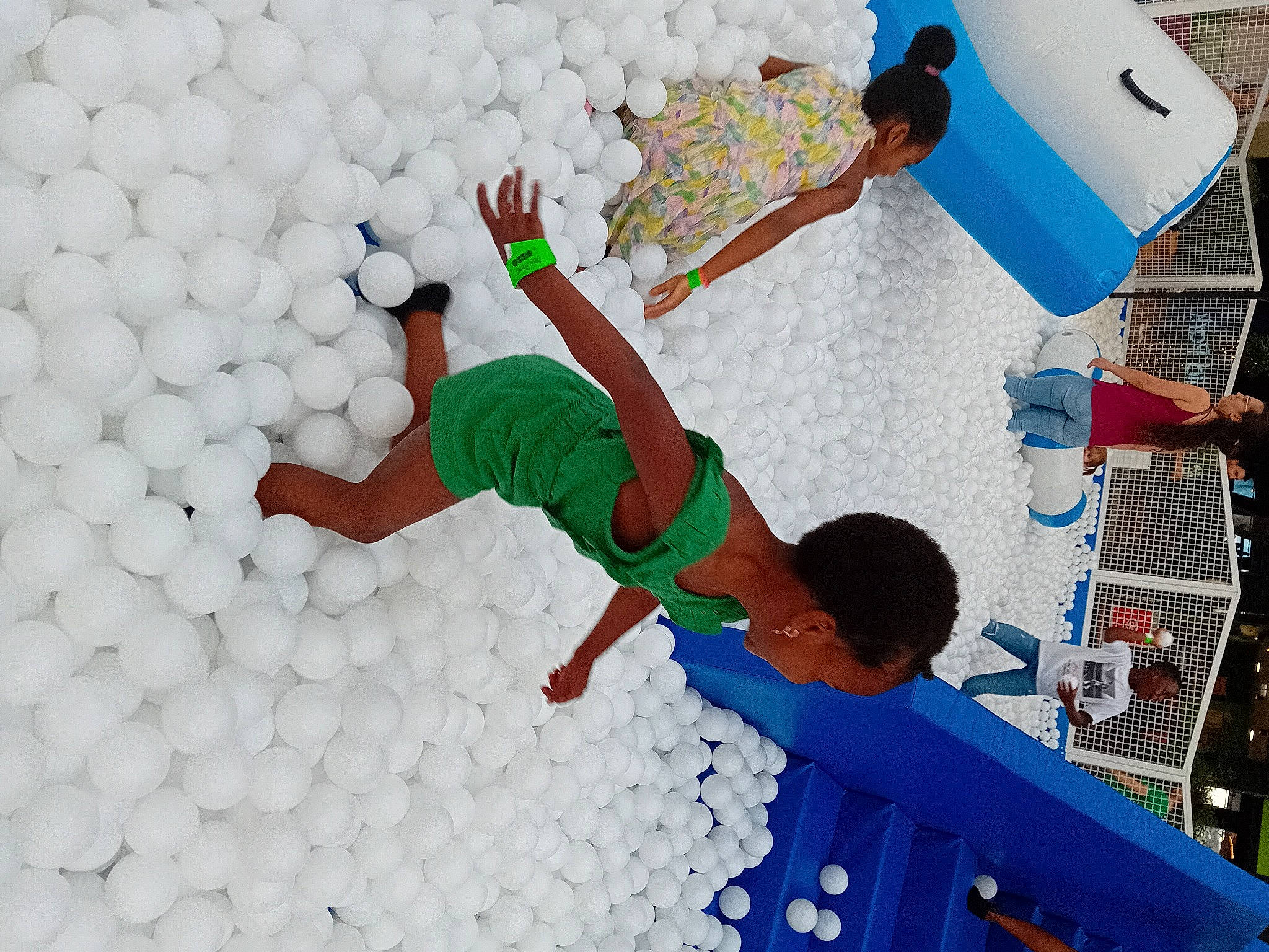 Luanna a rejoint le concours — aidez-le/la à gagner de superbes lots ! child, electric_blue, fun, happy, leisure, pattern, person, plastic, play, recreation, shorts, t_shirt, thigh, world