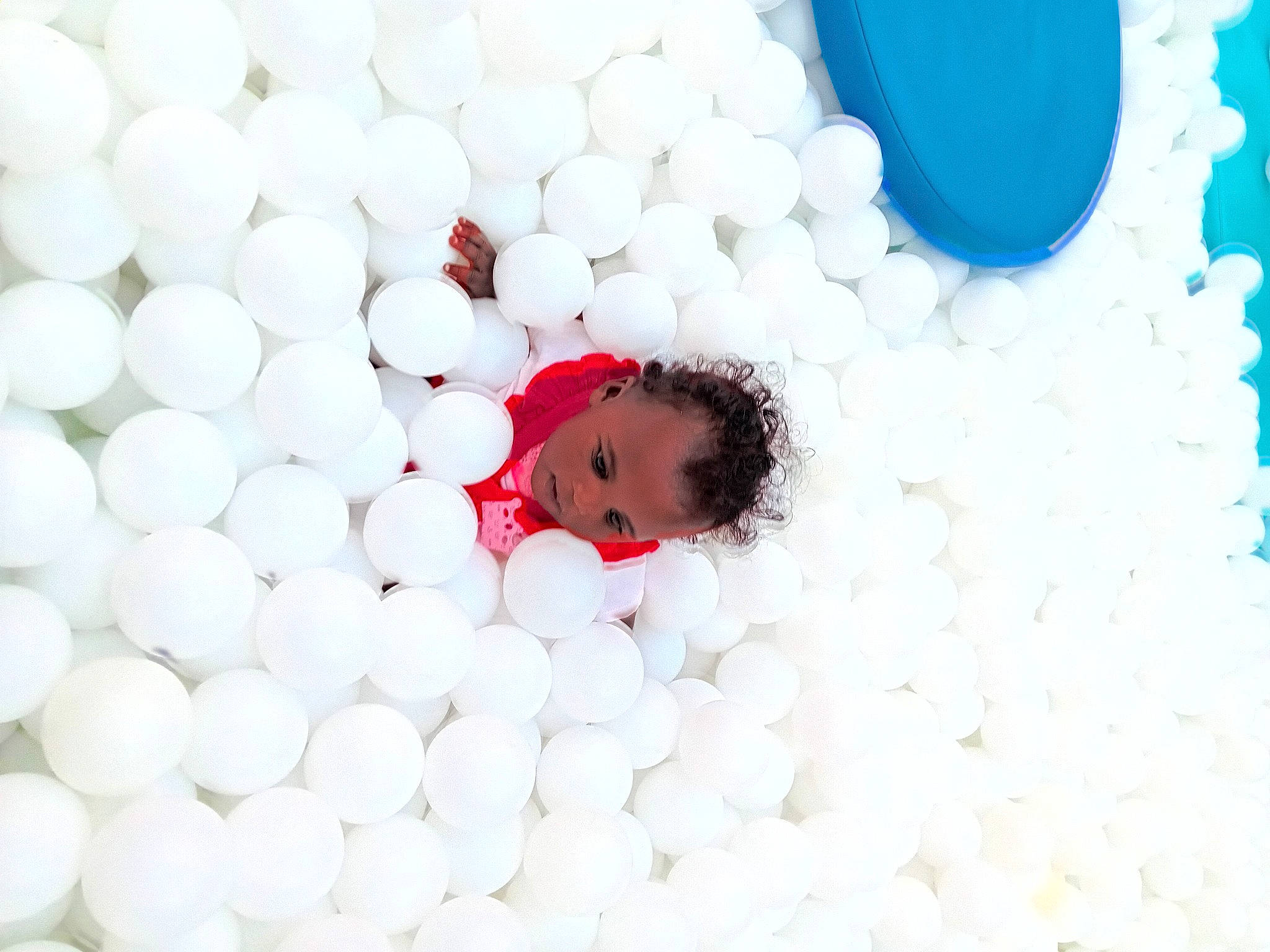 Oceane a rejoint le concours — aidez-le/la à gagner de superbes lots ! art, ball, carmine, circle, electric_blue, event, flooring, fun, happy, pattern, person, plastic, textile, toy