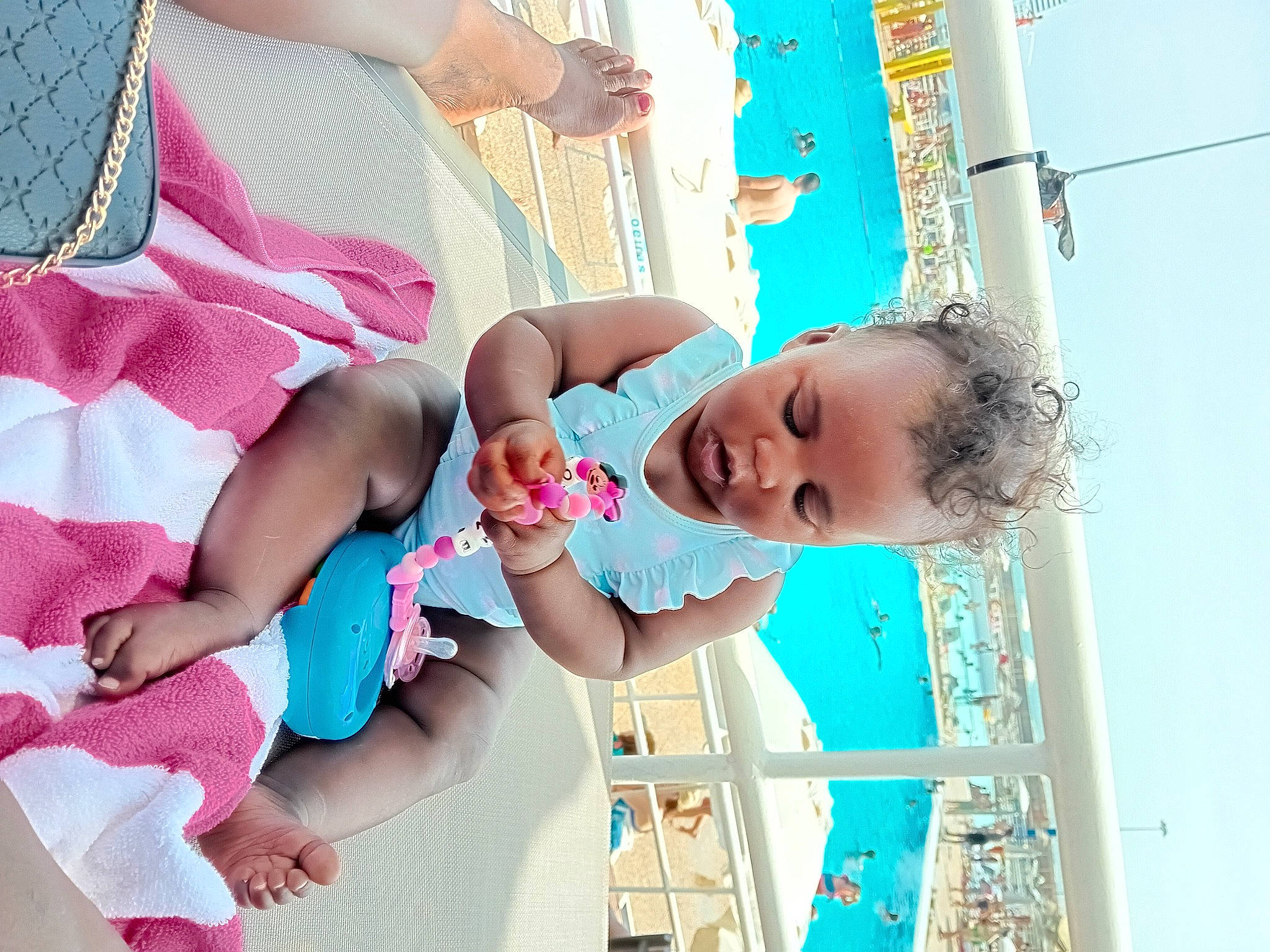 Oceane participe au concours pour gagner de l'argent avec cette photo : aqua, azure, baby, baby_products, baby_toddler_clothing, child, event, fun, happy, leisure, pattern, people_on_beach, person, pink, play, recreation, sky, summer, toddler, vacation
