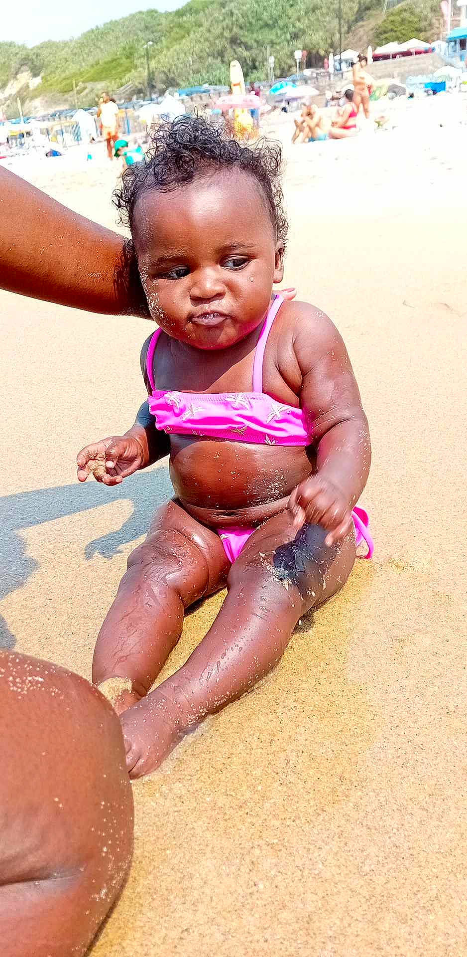 Oceane a rejoint le concours — aidez-le/la à gagner de superbes lots ! abdomen, barefoot, bathing, chest, child, foot, fun, happy, human_leg, leisure, magenta, person, pink, play, sand, sitting, soil, thigh, toddler, vacation