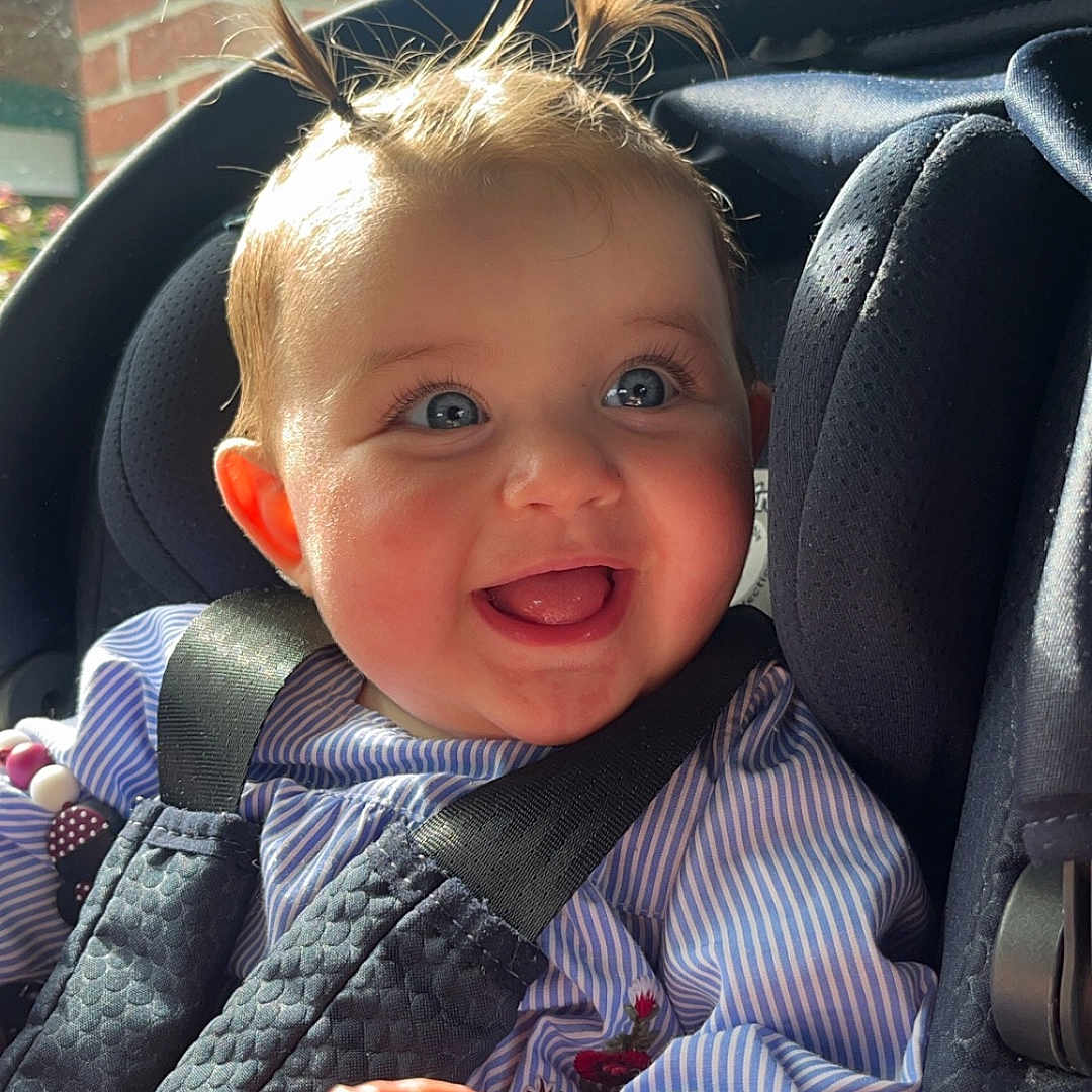 Mia a rejoint le concours — aidez-le/la à gagner de superbes lots ! accessories, baby, bodypart, clothing, coat, cushion, face, finger, hand, happy, head, homedecor, jacket, pants, person, photography, portrait, smile, transportation, vehicle