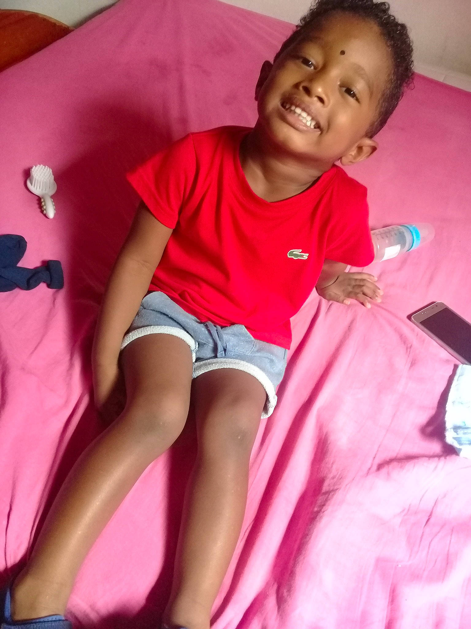 Marwan a rejoint le concours — aidez-le/la à gagner de superbes lots ! joy, leg, magenta, person, pink, smile, textile, thigh