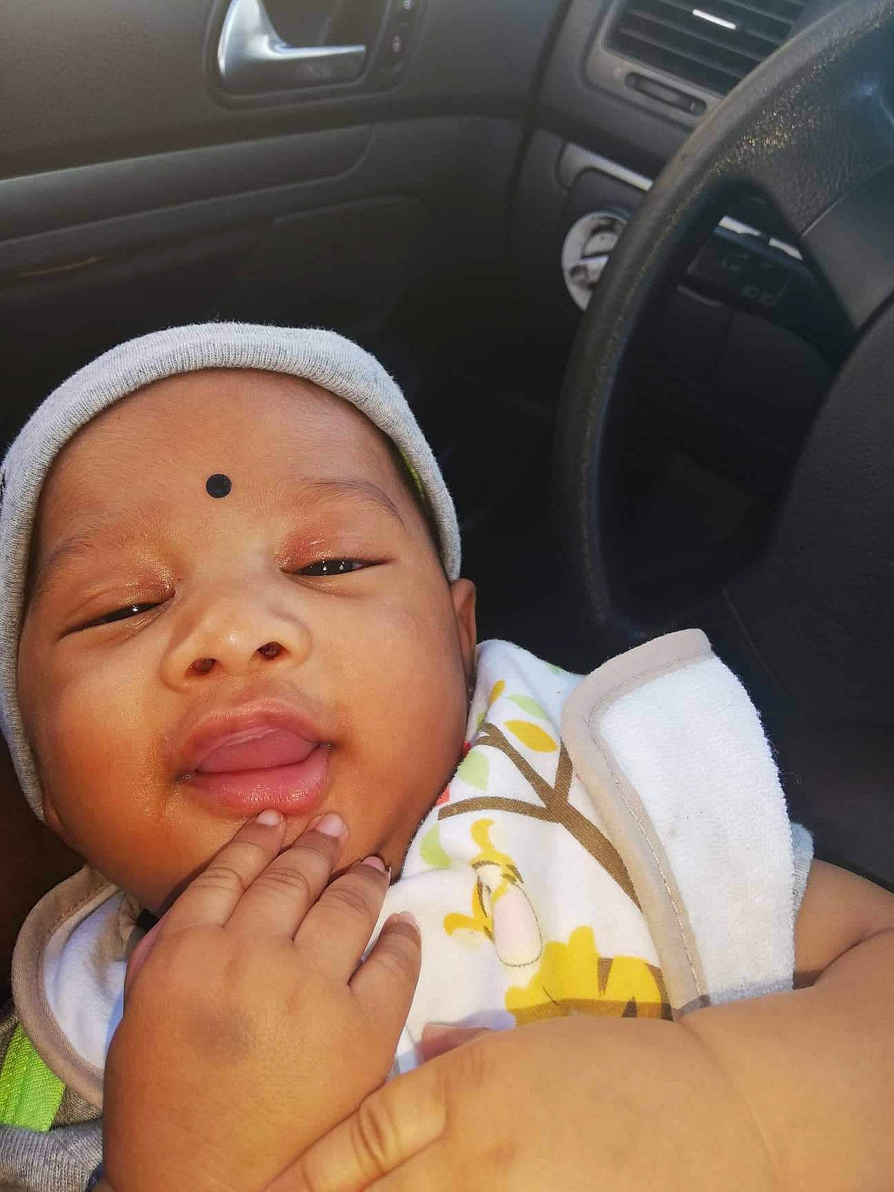 Hayan participe au concours pour gagner de l'argent avec cette photo : baby, baby_products, birth, car, car_seat, cheek, child, comfort, family_car, finger, gesture, hand, nail, nose, person, product, skin, smile, thumb, toddler