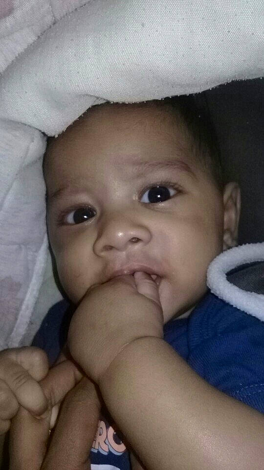 Hayan participe au concours pour gagner de l'argent avec cette photo : baby, baby_making_funny_faces, cheek, child, chin, eye, eyebrow, face, facial_expression, finger, hand, head, lip, mouth, muscle, nose, person, skin, smile, toddler