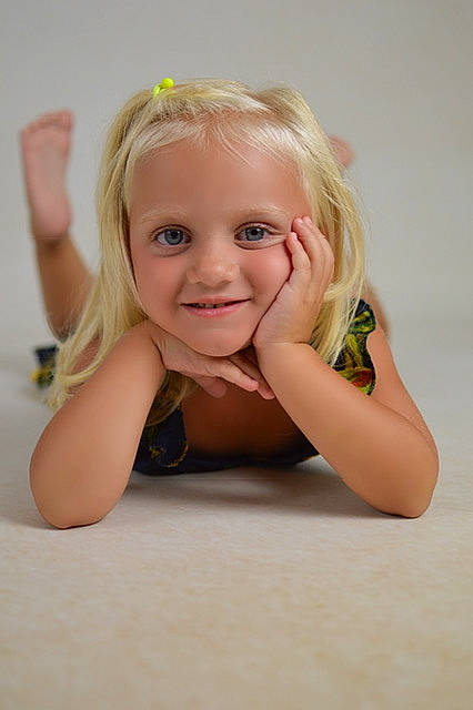 Anna a rejoint le concours — aidez-le/la à gagner de superbes lots ! arm, baby_toddler_clothing, cheek, chin, eyebrow, finger, flash_photography, floor, flooring, fun, gesture, happy, iris, joint, joy, lip, person, plant, shoulder, skin