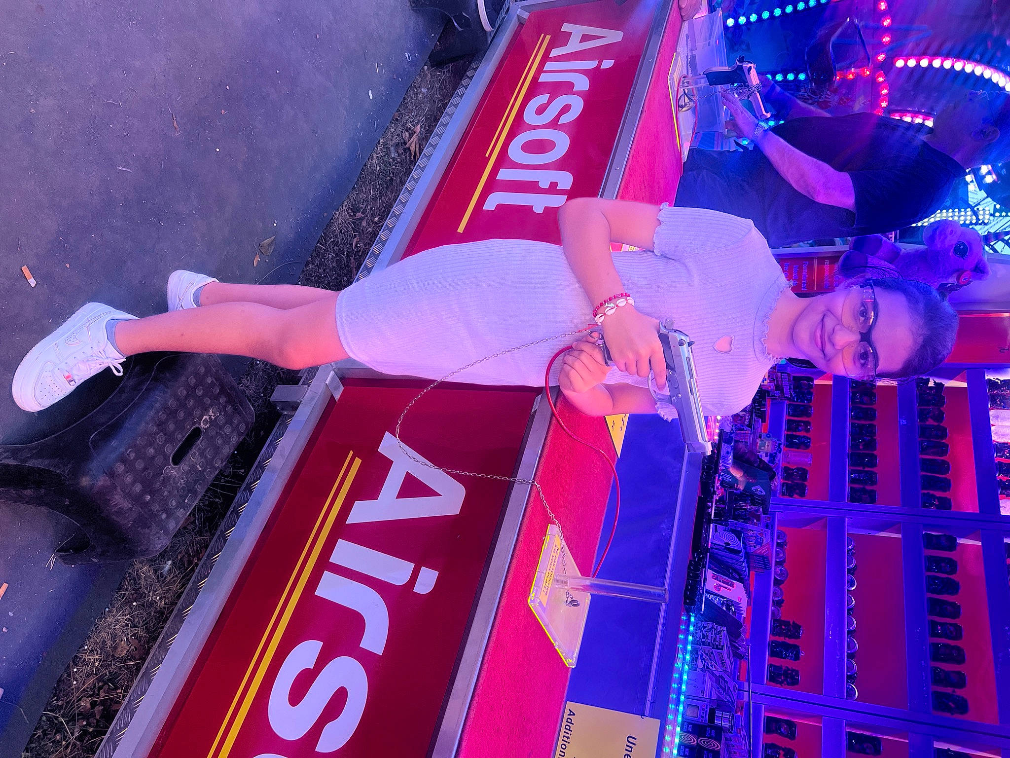 Sonia participe au concours pour gagner de l'argent avec cette photo : elbow, electric_blue, entertainment, event, font, fun, human_leg, joy, leisure, magenta, neon, performance, performance_art, performing_arts, person, pink, public_event, purple, stage, thigh