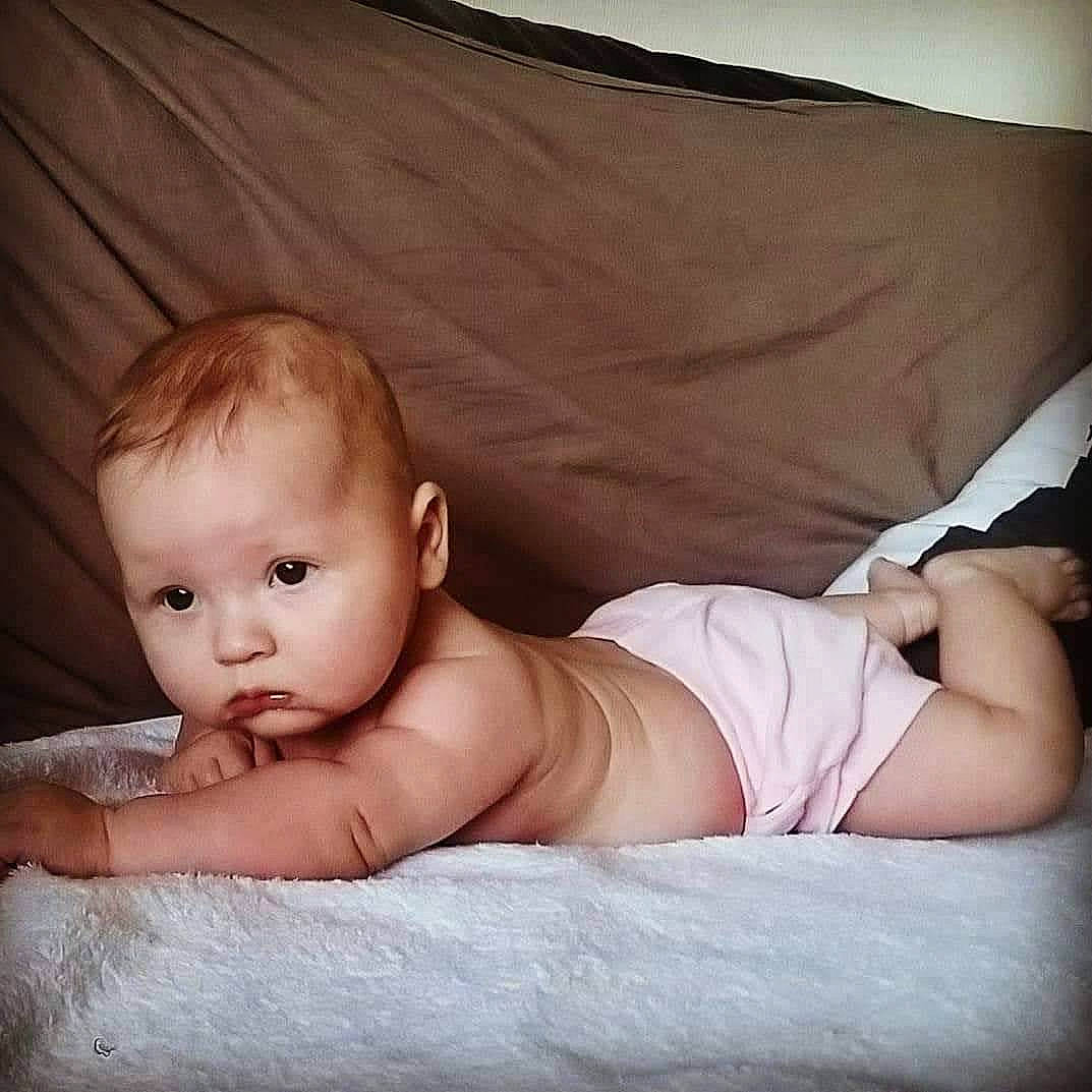 Lilou a rejoint le concours — aidez-le/la à gagner de superbes lots ! abdomen, baby, baby_toddler_clothing, barechested, bed_sheet, bedding, bedroom, cheek, chest, child, comfort, ear, flesh, human, linens, person, skin, stomach, trunk, tummy_time