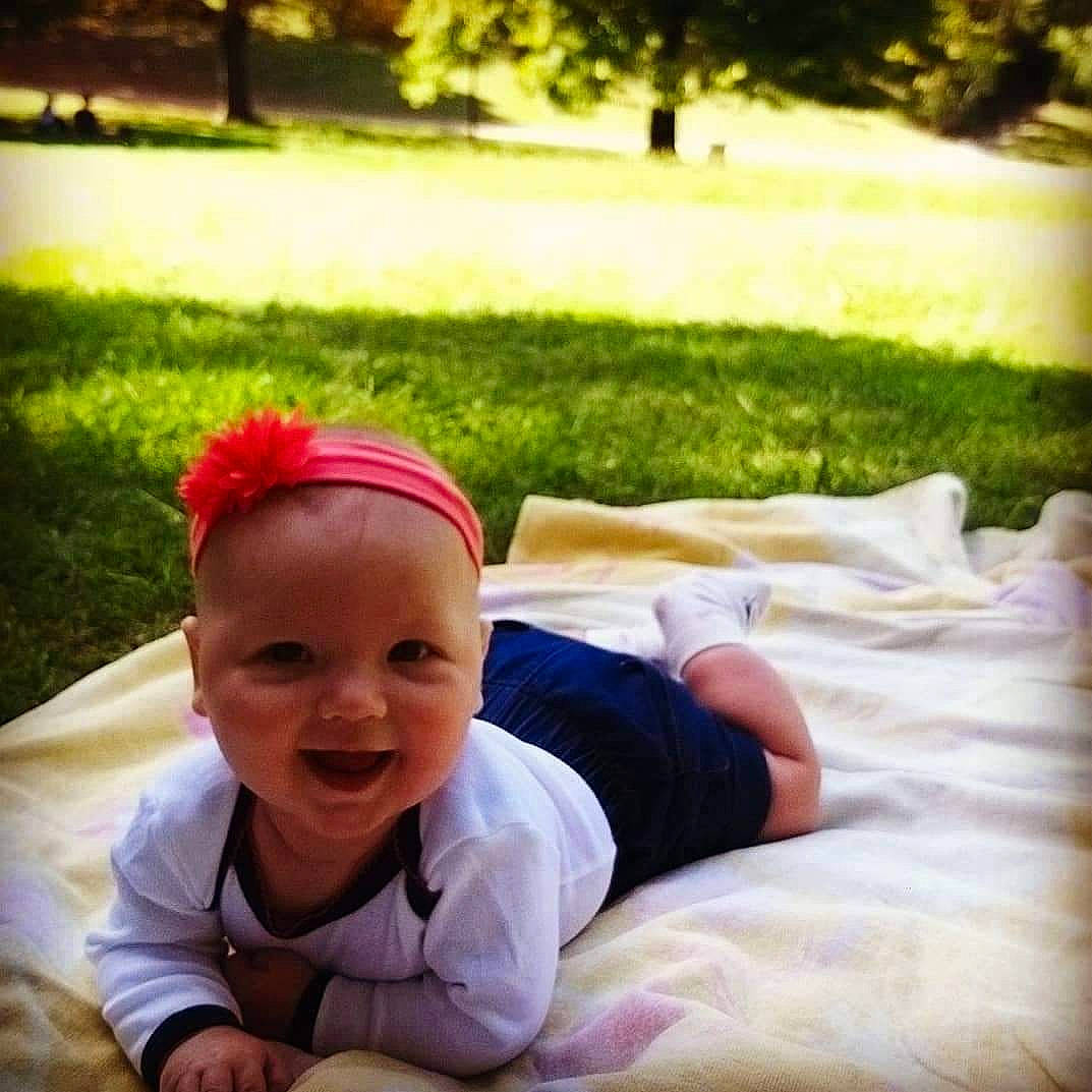 Lilou a rejoint le concours — aidez-le/la à gagner de superbes lots ! baby, baby_laughing, baby_toddler_clothing, beauty, bed, bed_sheet, bedroom, child, comfort, crawling, happy, human, laugh, lawn, linens, mammal, person, summer, sunlight, toddler