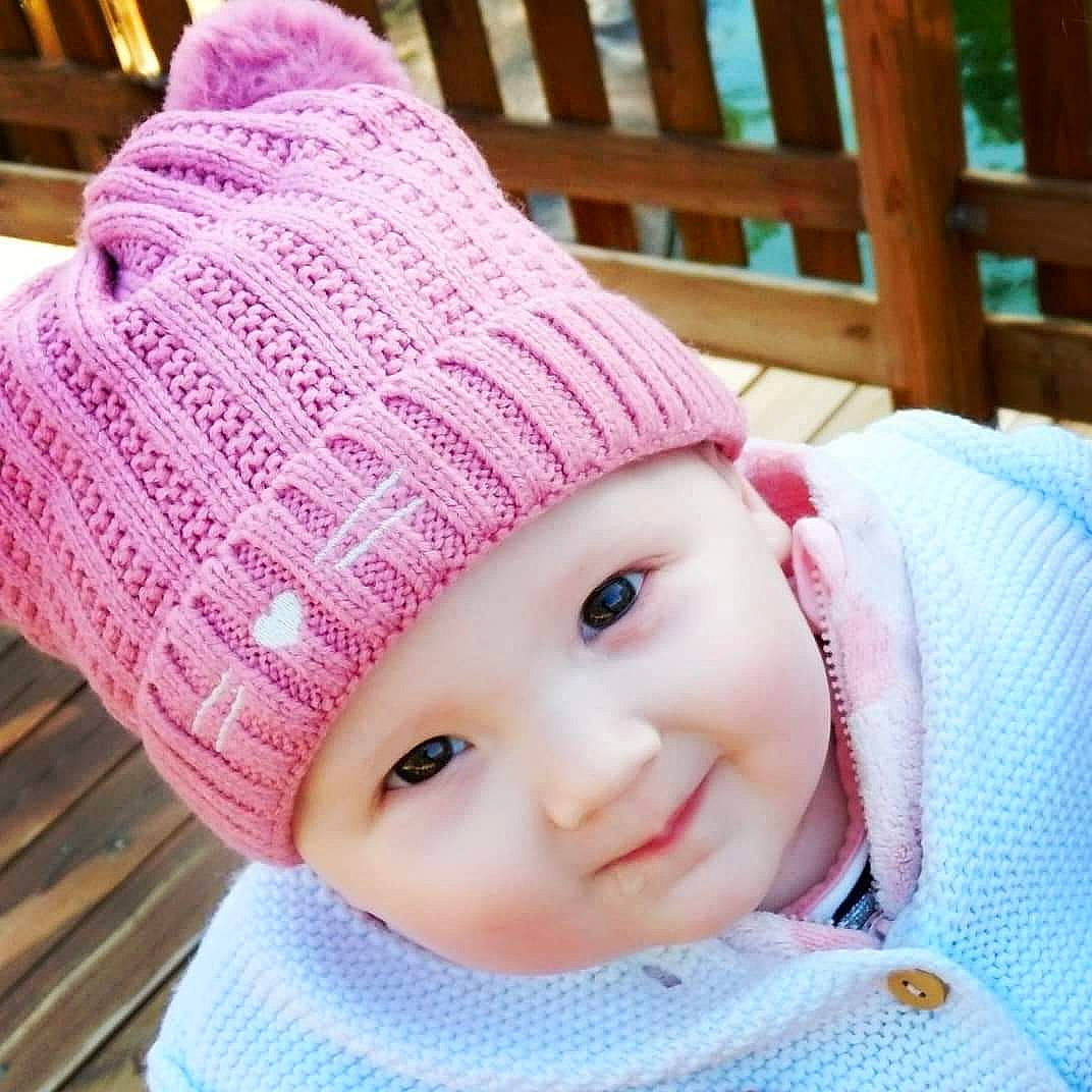 Lilou participe au concours pour gagner de l'argent avec cette photo : baby_toddler_clothing, bonnet, cheek, child, creative_arts, headgear, headwear, knitting, lavender, lip, magenta, mouth, person, pink, purple, skin, textile, toddler, violet, winter