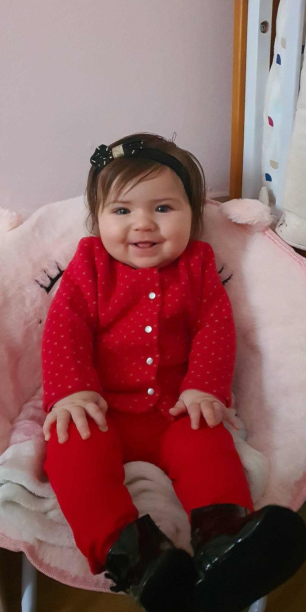 Keyla a rejoint le concours — aidez-le/la à gagner de superbes lots ! baby_toddler_clothing, cheek, child, collar, comfort, dress, hair, hairstyle, happy, head, headwear, joy, lip, neck, outerwear, person, pink, skin, sleeve, smile