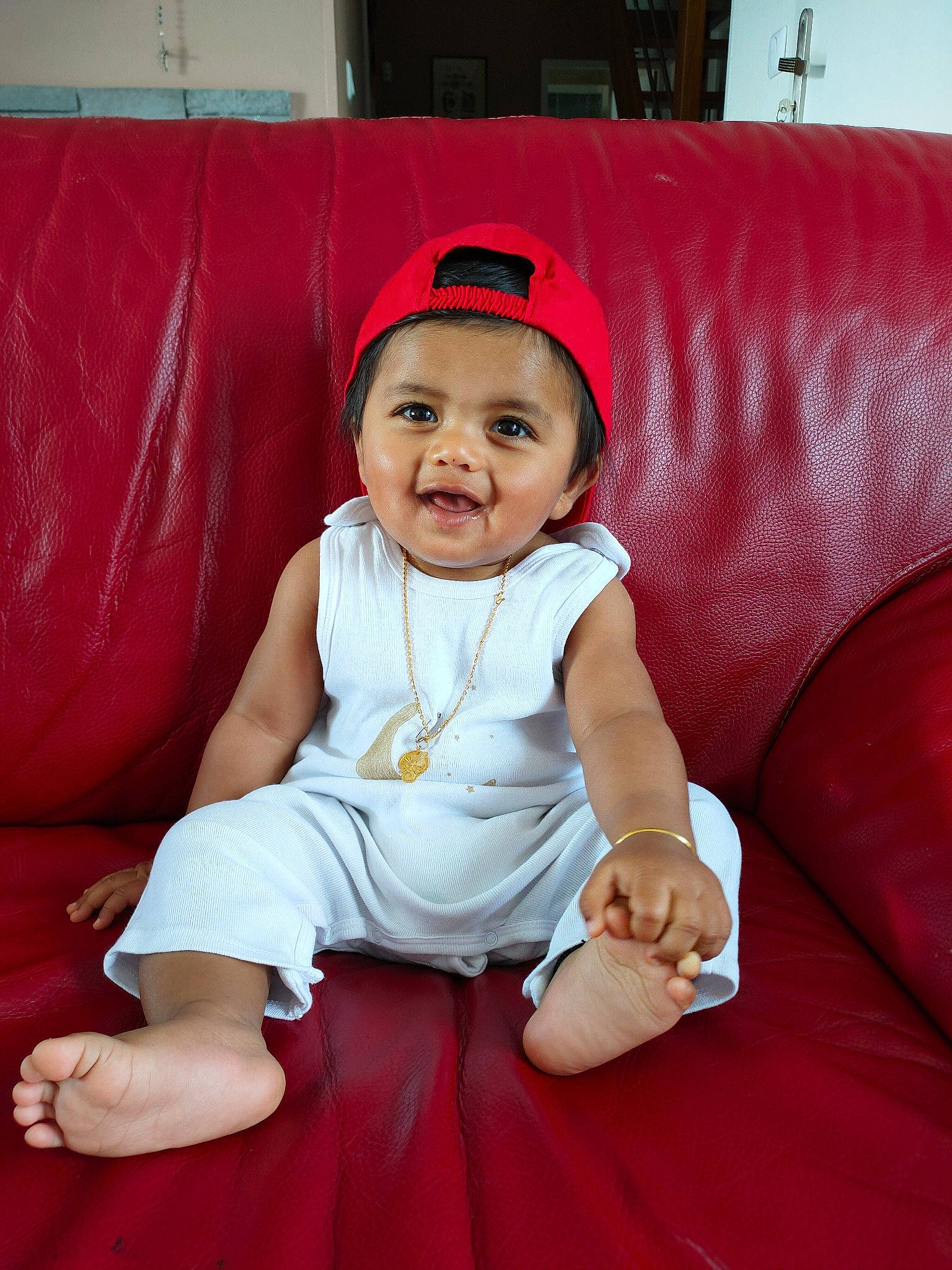 Yshan participe au concours pour gagner de l'argent avec cette photo : baby, baby_toddler_clothing, child, comfort, costume_hat, couch, flooring, fun, happy, hat, human_leg, living_room, magenta, person, pink, purple, sitting, smile, t_shirt, textile