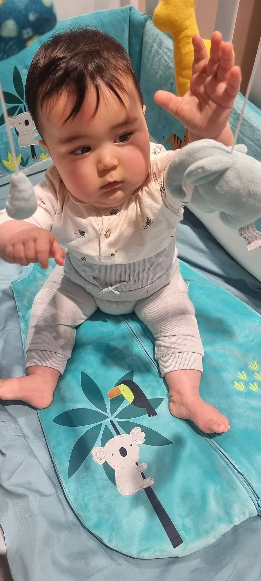 Neil a rejoint le concours — aidez-le/la à gagner de superbes lots ! aqua, art, azure, baby, baby_toddler_clothing, blue, cheek, child, gesture, grass, green, happy, linens, person, product, sitting, skin, sleeve, snapshot, textile