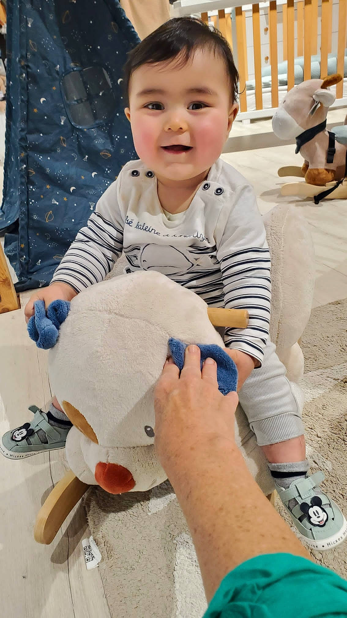 Neil participe au concours pour gagner de l'argent avec cette photo : art, baby_toddler_clothing, child, comfort, elbow, finger, foot, happy, human_leg, joy, nail, person, sitting, skin, sleeve, smile, t_shirt, thigh, thumb, toddler