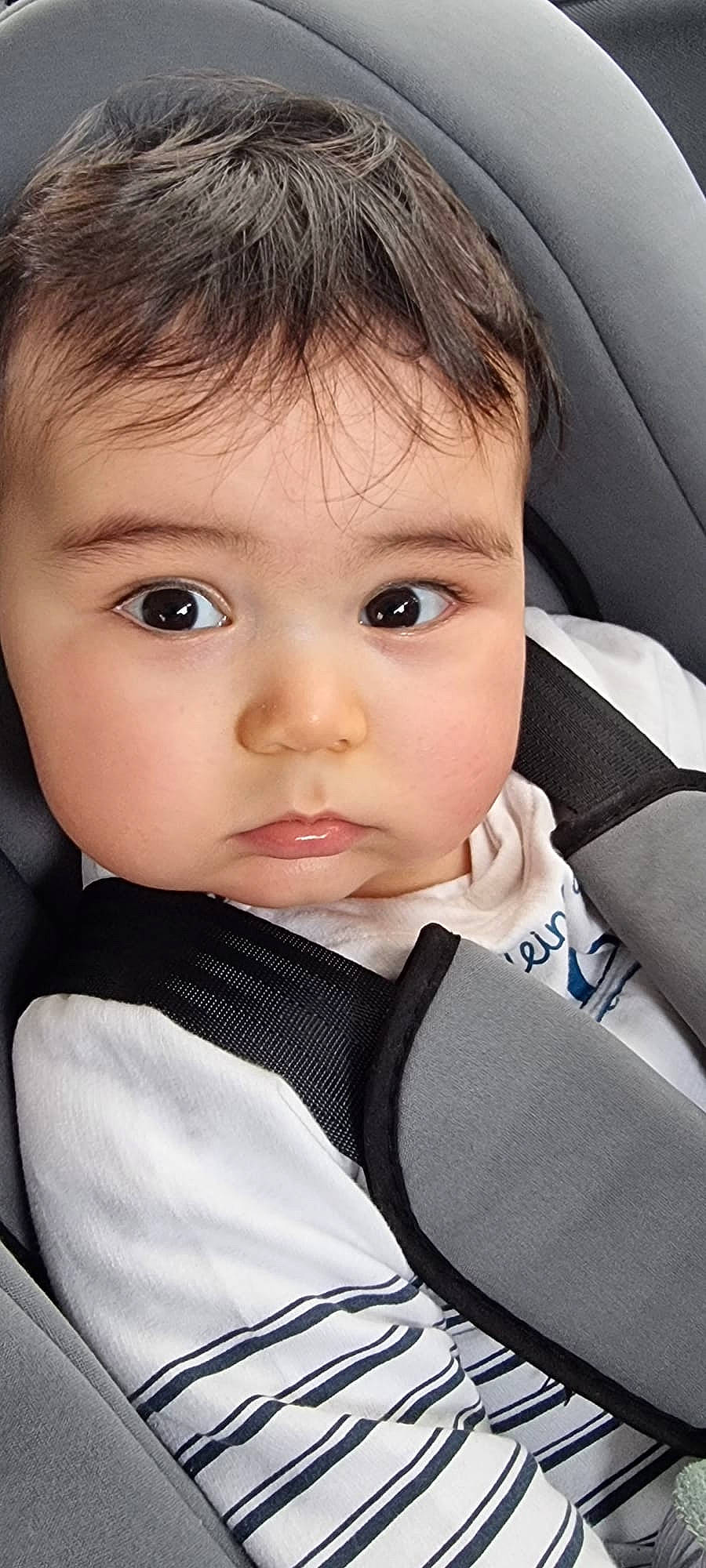 Neil a rejoint le concours — aidez-le/la à gagner de superbes lots ! baby, baby_toddler_clothing, car_seat, cheek, child, collar, comfort, eyelash, family_car, flash_photography, formal_wear, happy, head_restraint, lip, no_expression, nose, outerwear, person, personal_luxury_car, sleeve