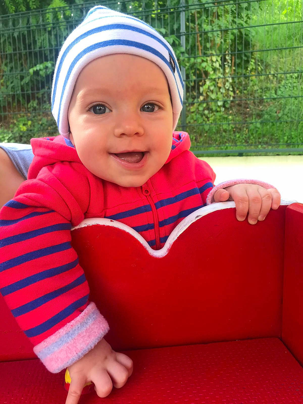 Matei a rejoint le concours — aidez-le/la à gagner de superbes lots ! baby, child, headgear, headwear, person, skin, smile, toddler