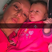 Haneya a rejoint le concours — aidez-le/la à gagner de superbes lots ! child, adult, baby, infant, selfie, parent_and_child, onesie, pink, blanket, pillow, bed, close_up, faces, lying_down, cozy, portrait, hand, expression, dim_lighting, overlay_bar