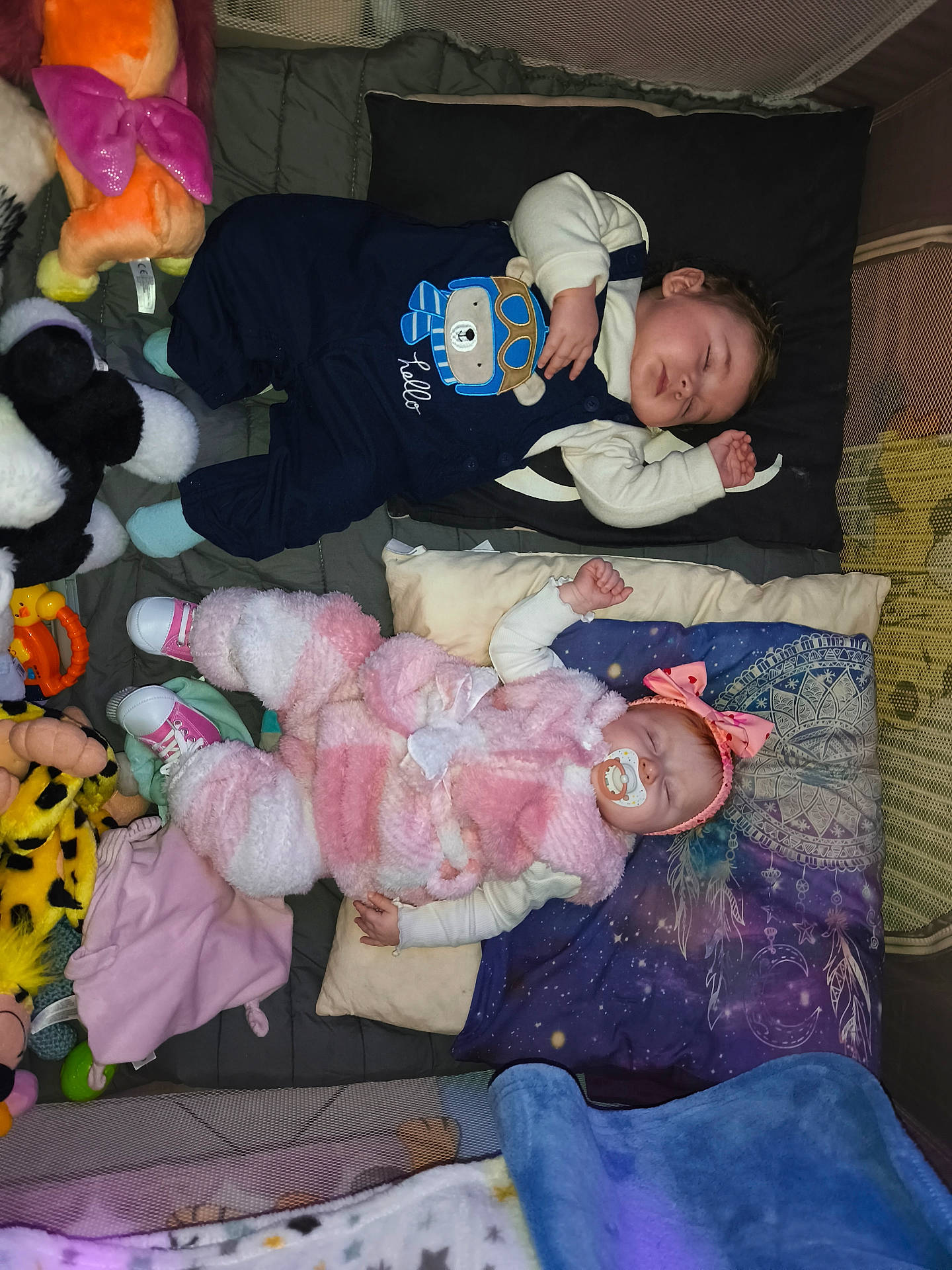 Haneya participe au concours pour gagner de l'argent avec cette photo : baby, blanket, bow, child, cozy, crib, fluffy_suit, headband, infant, nursery, onesie, pacifier, pillow, playpen, plush_toy, sleeping, sleeping_baby, soft_toy, stuffed_animal, toys