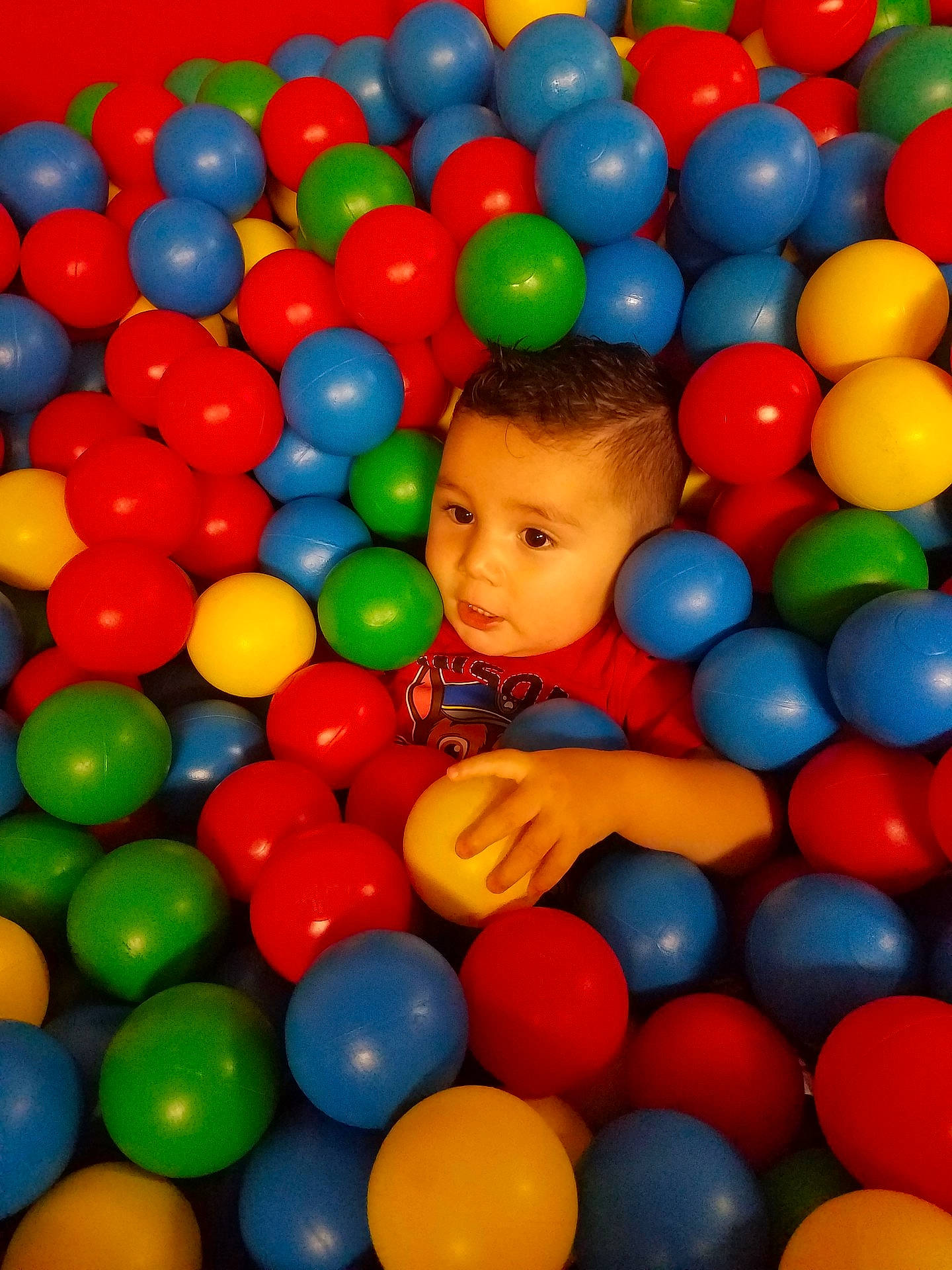 Ej is registered to the contest to win money with this photo: ball_pit, balloon, blue, child, fun, leisure, person, play, red, toddler, toy