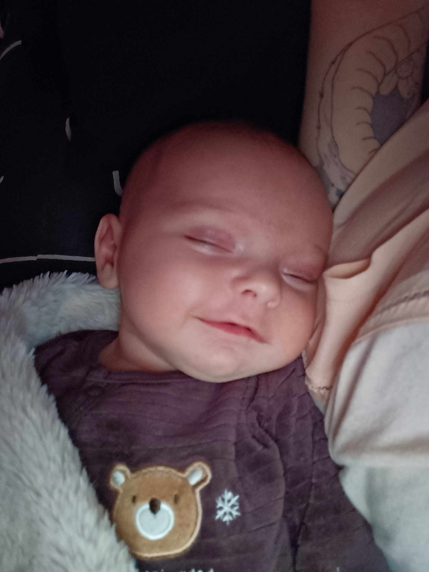 Naomi a rejoint le concours — aidez-le/la à gagner de superbes lots ! baby, sleeping, blanket, bear, cute, infant, smile, cozy, child, soft, clothing, face, portrait, peaceful, resting, young, toddler, comfort, cute_outfit, sleep