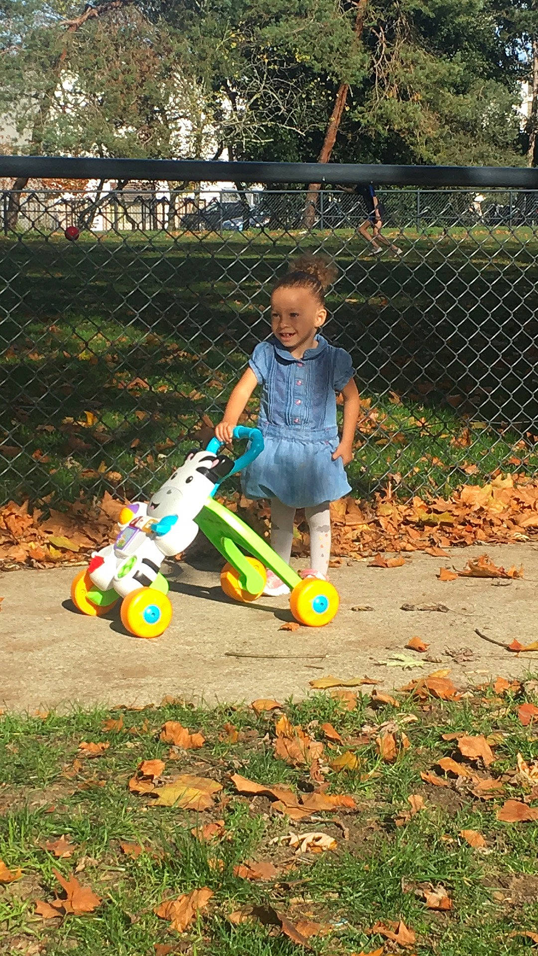 Nina participe au concours pour gagner de l'argent avec cette photo : child, person, play, soil