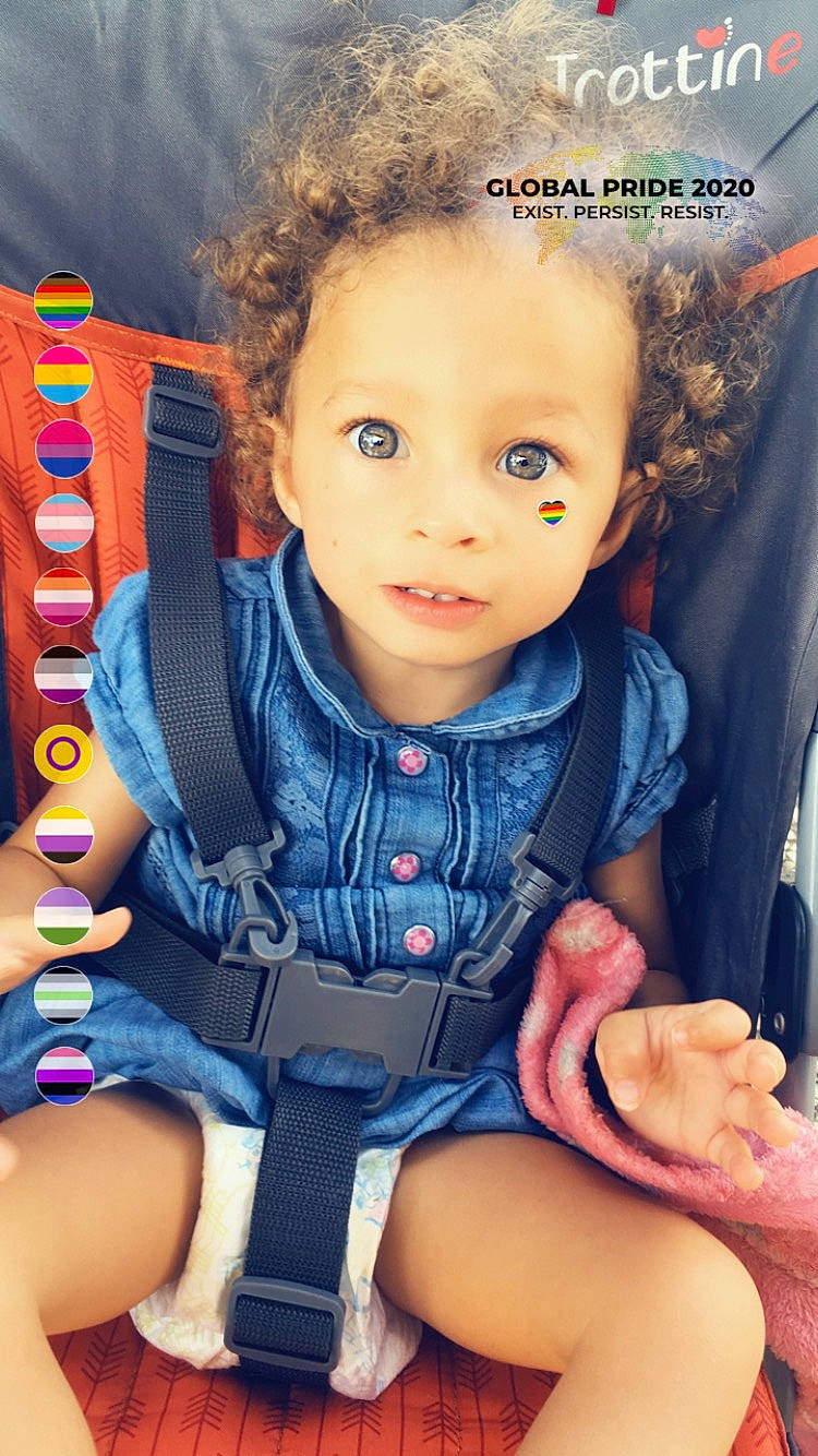 Nina participe au concours pour gagner de l'argent avec cette photo : child, person, play, sitting, toddler