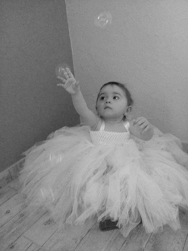 Vénicia participe au concours pour gagner de l'argent avec cette photo : ballet_tutu, black_and_white, child, costume, dress, monochrome, monochrome_photography, person, photograph, photography, white