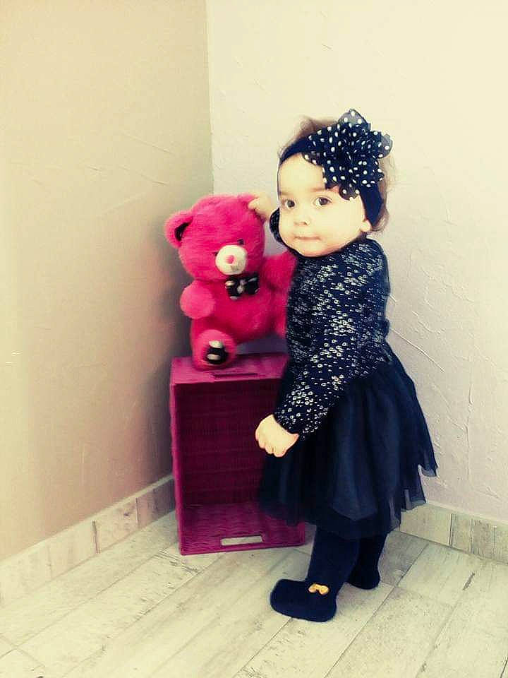 Vénicia a rejoint le concours — aidez-le/la à gagner de superbes lots ! beauty, child, costume, dress, fashion, fashion_design, flower, headgear, headpiece, joint, outerwear, person, pink, purple, shoe, shoulder, skin, smile, standing, textile