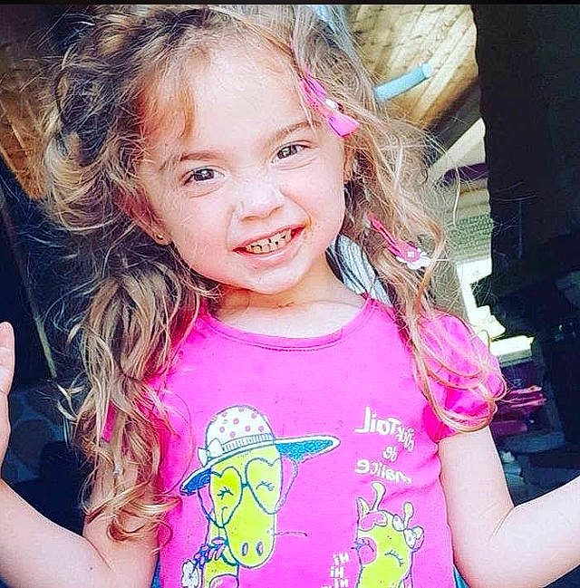 Vénicia participe au concours pour gagner de l'argent avec cette photo : beauty, blond, cheek, child, cool, eye, face, facial_expression, fun, hair, hairstyle, happy, head, joy, long_hair, nose, person, pink, skin, smile