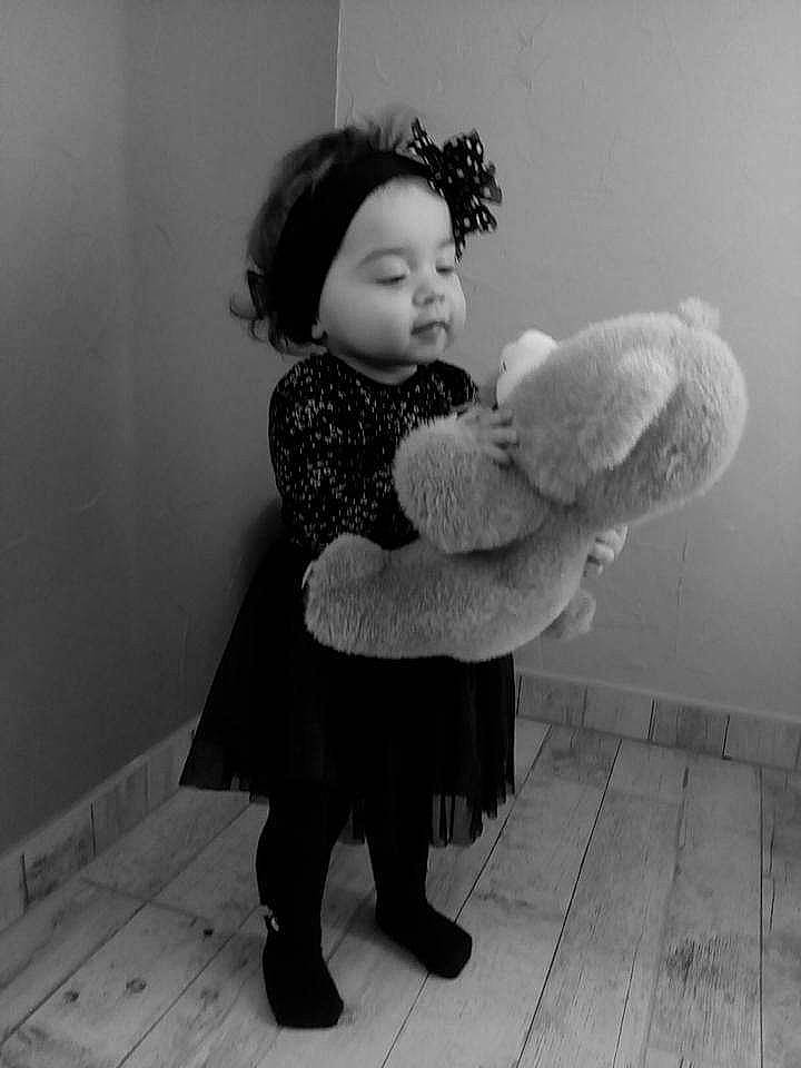 Vénicia participe au concours pour gagner de l'argent avec cette photo : arm, black, black_and_white, child, eye, fun, fur, human_body, joint, leg, monochrome, monochrome_photography, person, photograph, photography, skin, smile, snapshot, standing, toddler