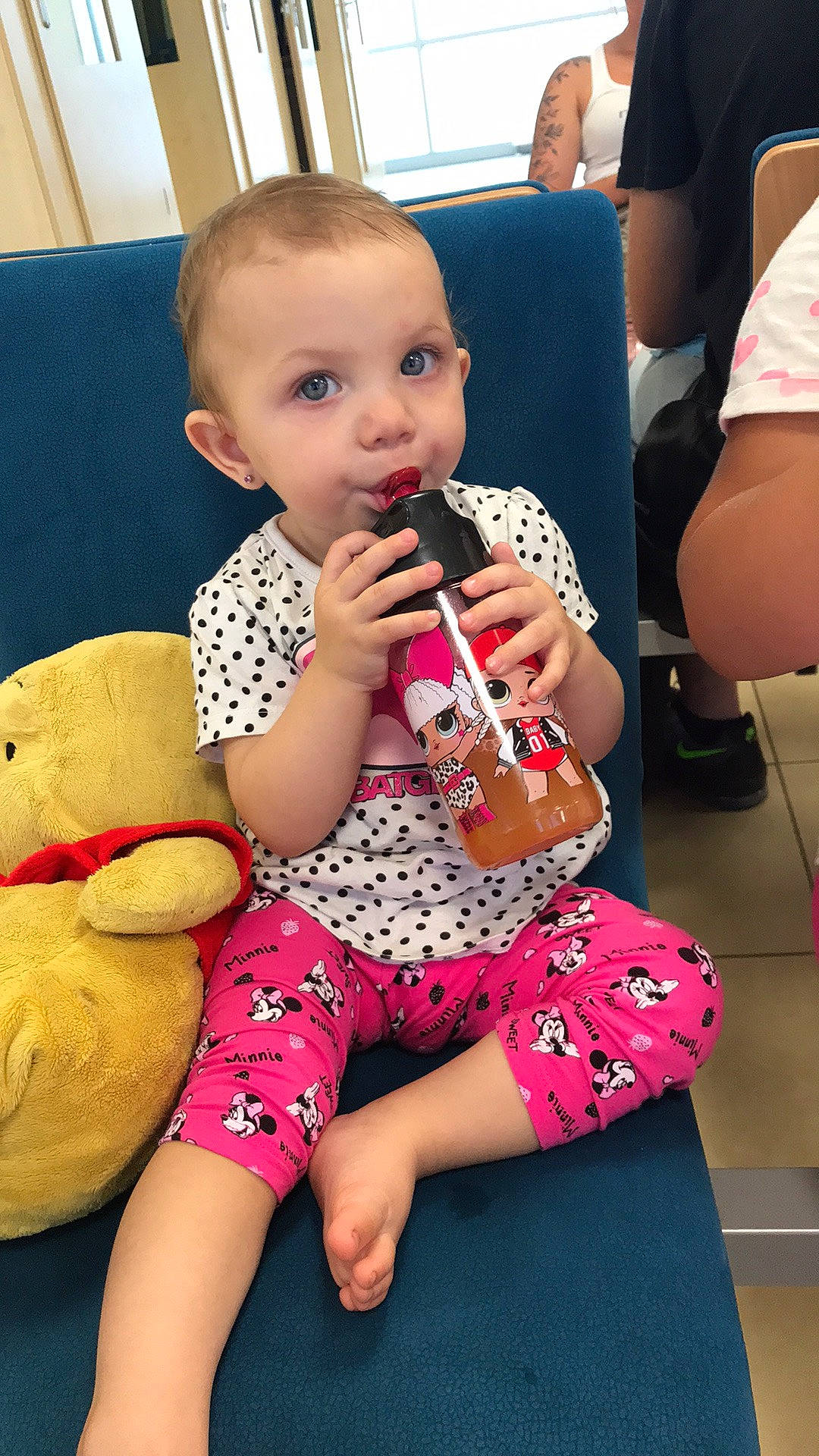 Olívia is registered to the contest to win money with this photo: baby, child, eating, finger, leg, nail, person, play, sitting, thigh, toddler