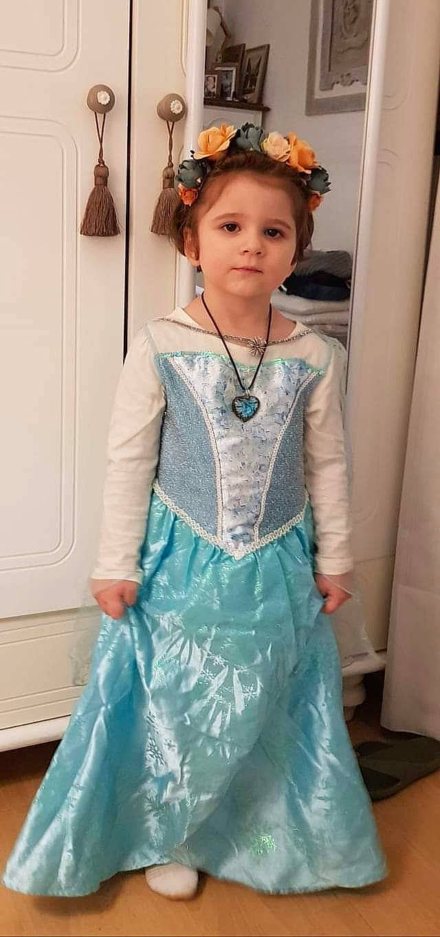 Livia Maria a rejoint le concours — aidez-le/la à gagner de superbes lots ! baby_toddler_clothing, day_dress, embellishment, fashion_design, formal_wear, gown, hair, hairstyle, head, jewellery, neck, one_piece_garment, outerwear, person, pink, ruffle, shoulder, sleeve, toddler, trunk