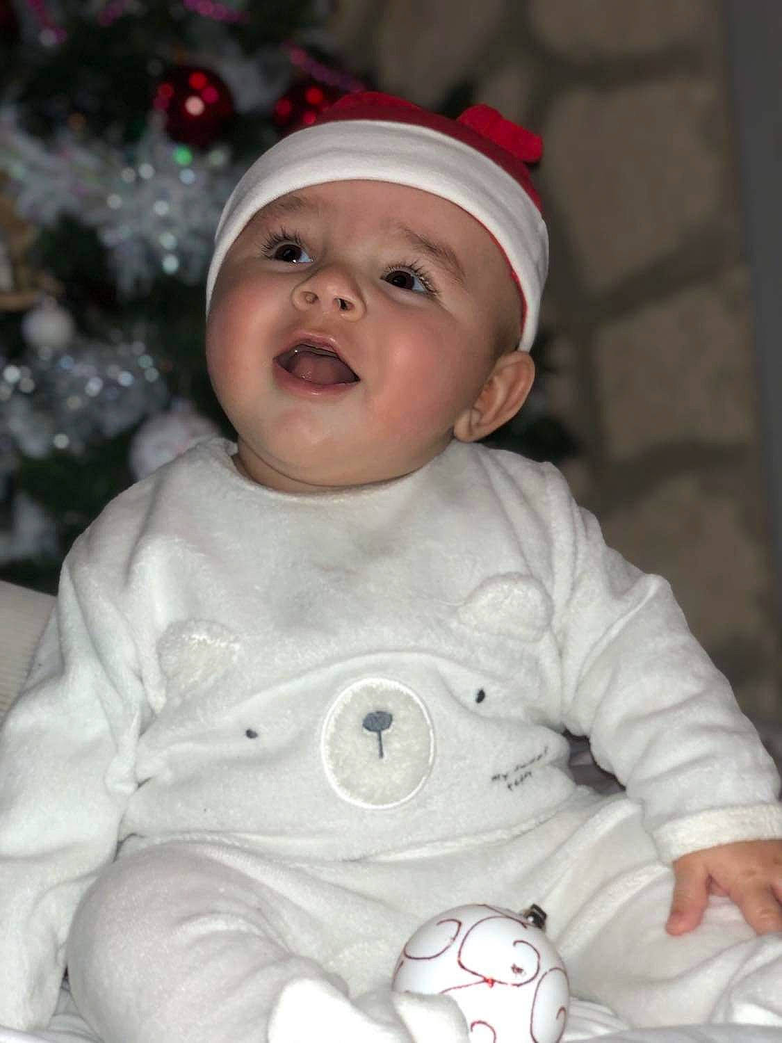 Mathis a rejoint le concours — aidez-le/la à gagner de superbes lots ! baby, baby_toddler_clothing, black, cheek, chin, facial_expression, happy, head, headwear, human_body, lip, mammal, mouth, nose, organ, outerwear, person, photograph, skin, sleeve