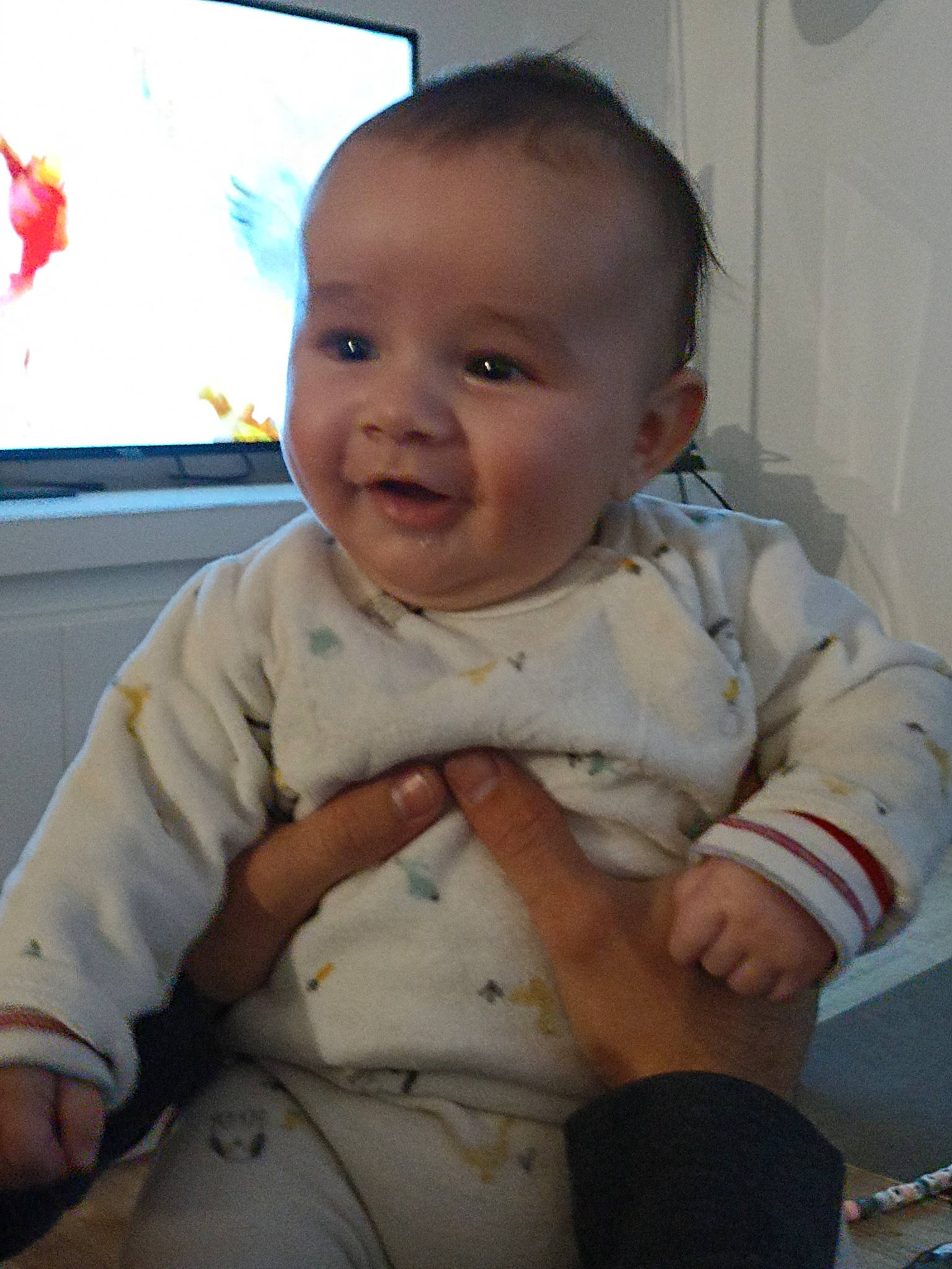 Mathis participe au concours pour gagner de l'argent avec cette photo : baby, baby_toddler_clothing, cheek, chin, comfort, facial_expression, finger, gesture, human, iris, mammal, mouth, nose, person, product, skin, sleeve, smile, standing, thumb