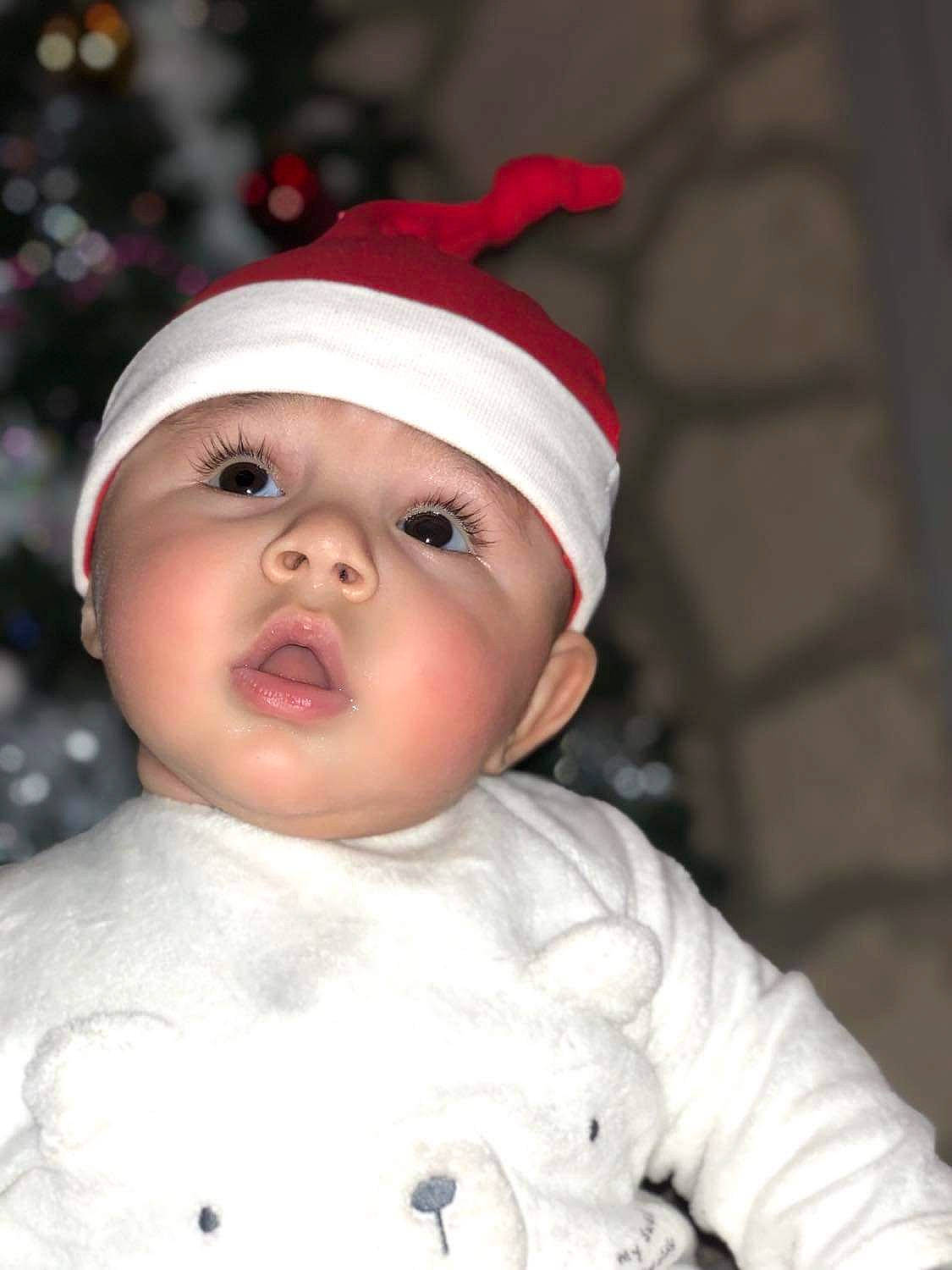 Mathis a rejoint le concours — aidez-le/la à gagner de superbes lots ! baby, baby_toddler_clothing, cap, cheek, chin, eye, eyebrow, flash_photography, happy, head, headgear, headwear, human_body, lip, mouth, nose, outerwear, person, skin, sleeve