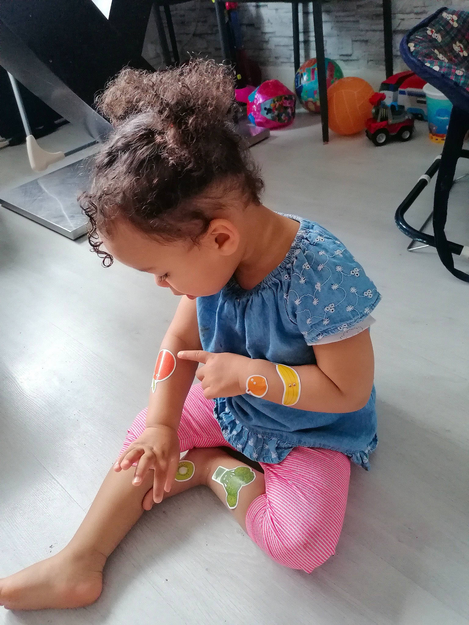Aby a rejoint le concours — aidez-le/la à gagner de superbes lots ! baby, baby_toddler_clothing, barefoot, child, floor, flooring, foot, fun, human_leg, knee, leisure, magenta, pattern, person, play, room, sitting, sock, thigh, toddler