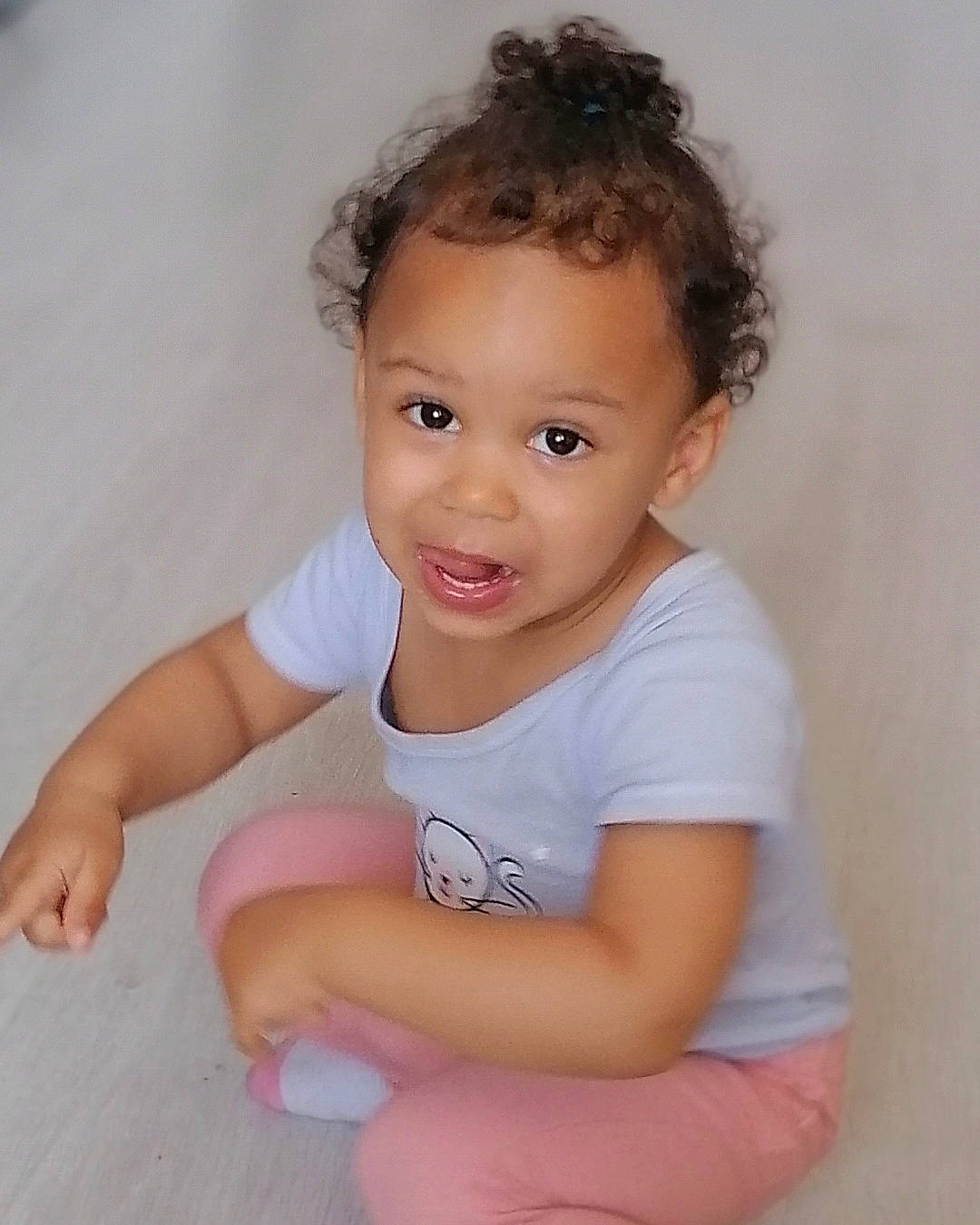 Aby a rejoint le concours — aidez-le/la à gagner de superbes lots ! baby, baby_toddler_clothing, cheek, child, elbow, eyelash, flash_photography, gesture, hair, happy, human_body, iris, lip, neck, nose, person, shoulder, skin, sleeve, smile