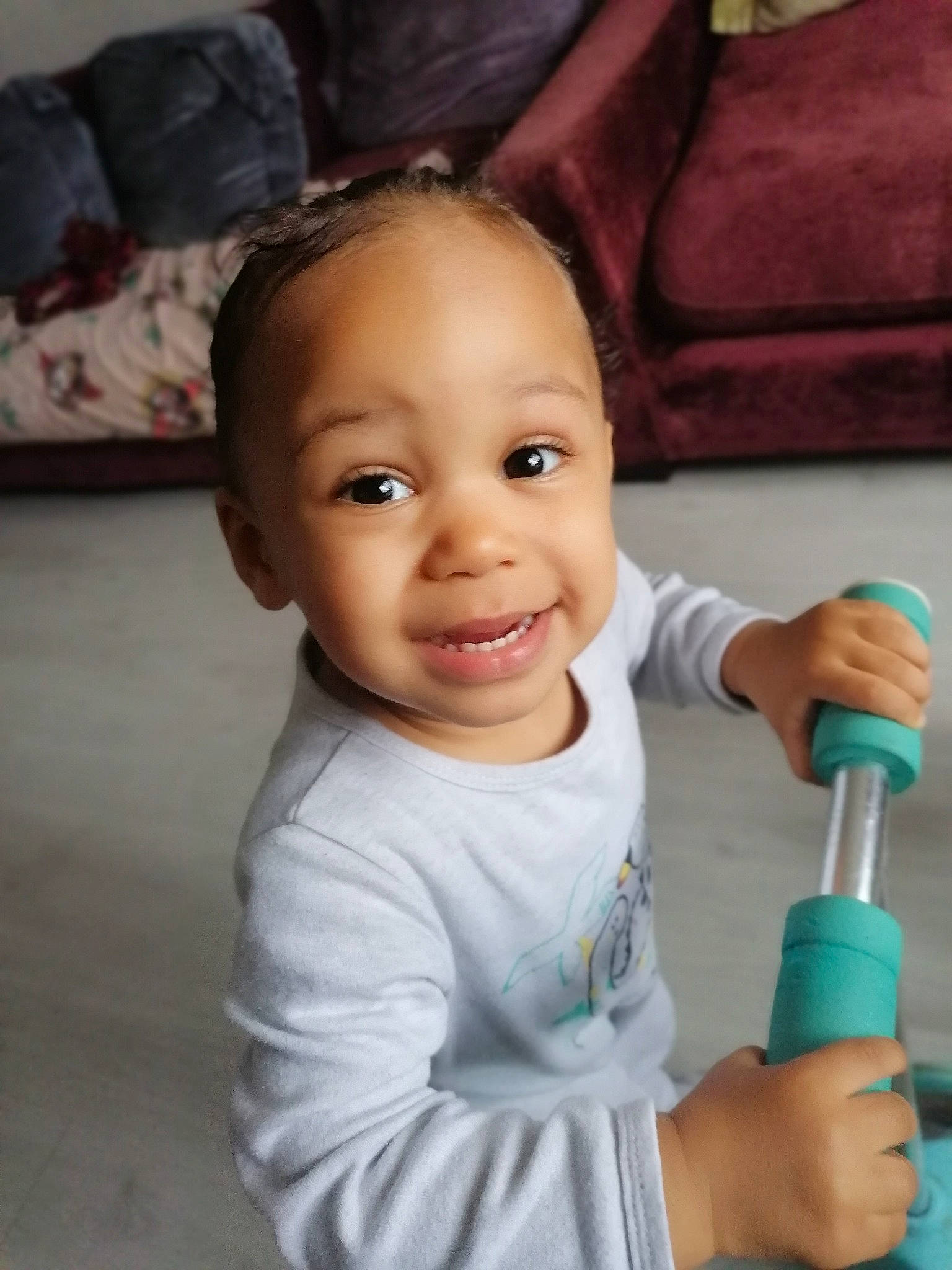 Aby participe au concours pour gagner de l'argent avec cette photo : arm, baby_toddler_clothing, cheek, comfort, eye, finger, gesture, hair, hairstyle, hand, happy, iris, joy, microphone, nose, organ, person, product, skin, sleeve