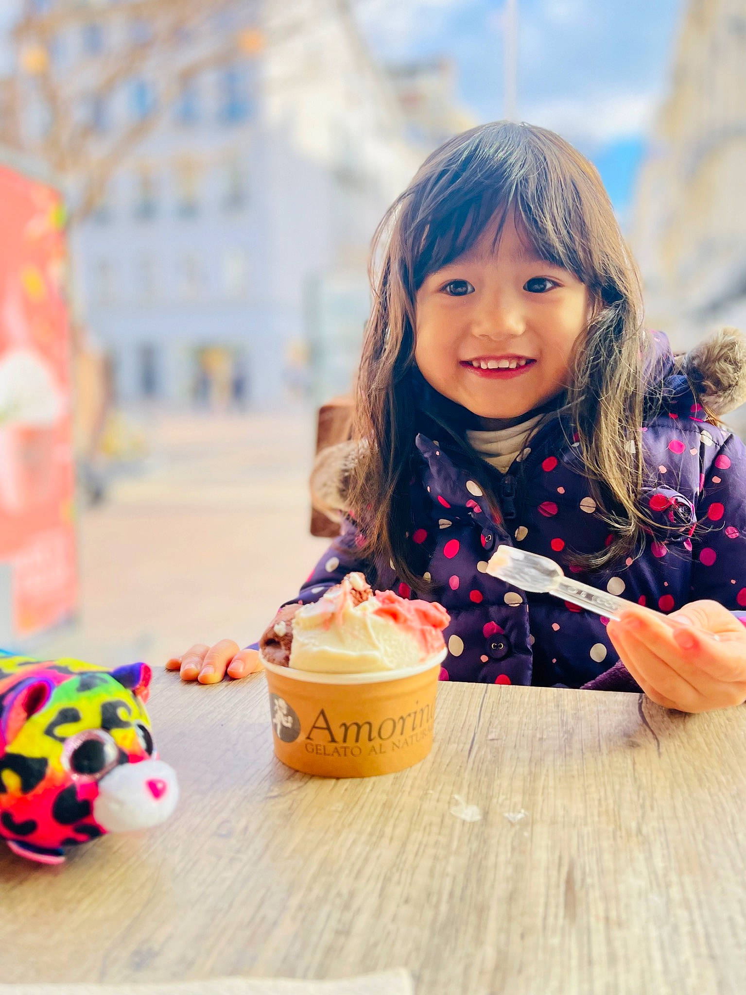 Melly participe au concours pour gagner de l'argent avec cette photo : brown_hair, child, dessert, event, facial_expression, fun, happy, icing, joy, leisure, person, play, recreation, sitting, smile, summer, sweetness, table, toddler, toy