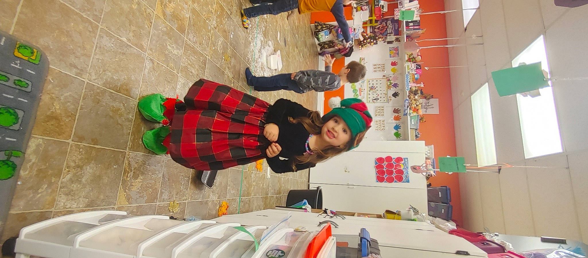 élèna a rejoint le concours — aidez-le/la à gagner de superbes lots ! child, flooring, fun, headwear, holiday, house, joy, leisure, orange, pattern, person, plaid, play, recreation, red, room, smile, tartan, toddler, wall