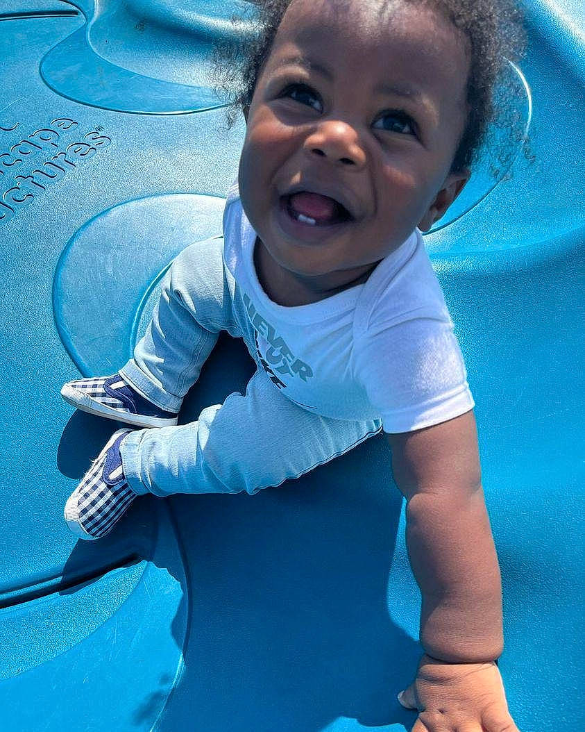Larso'N is registered to the contest to win money with this photo: baby, baby_toddler_clothing, blue, cloud, cool, eye, face, facial_expression, fun, hair, hairstyle, happy, head, leisure, mouth, organ, person, photograph, sleeve, smile