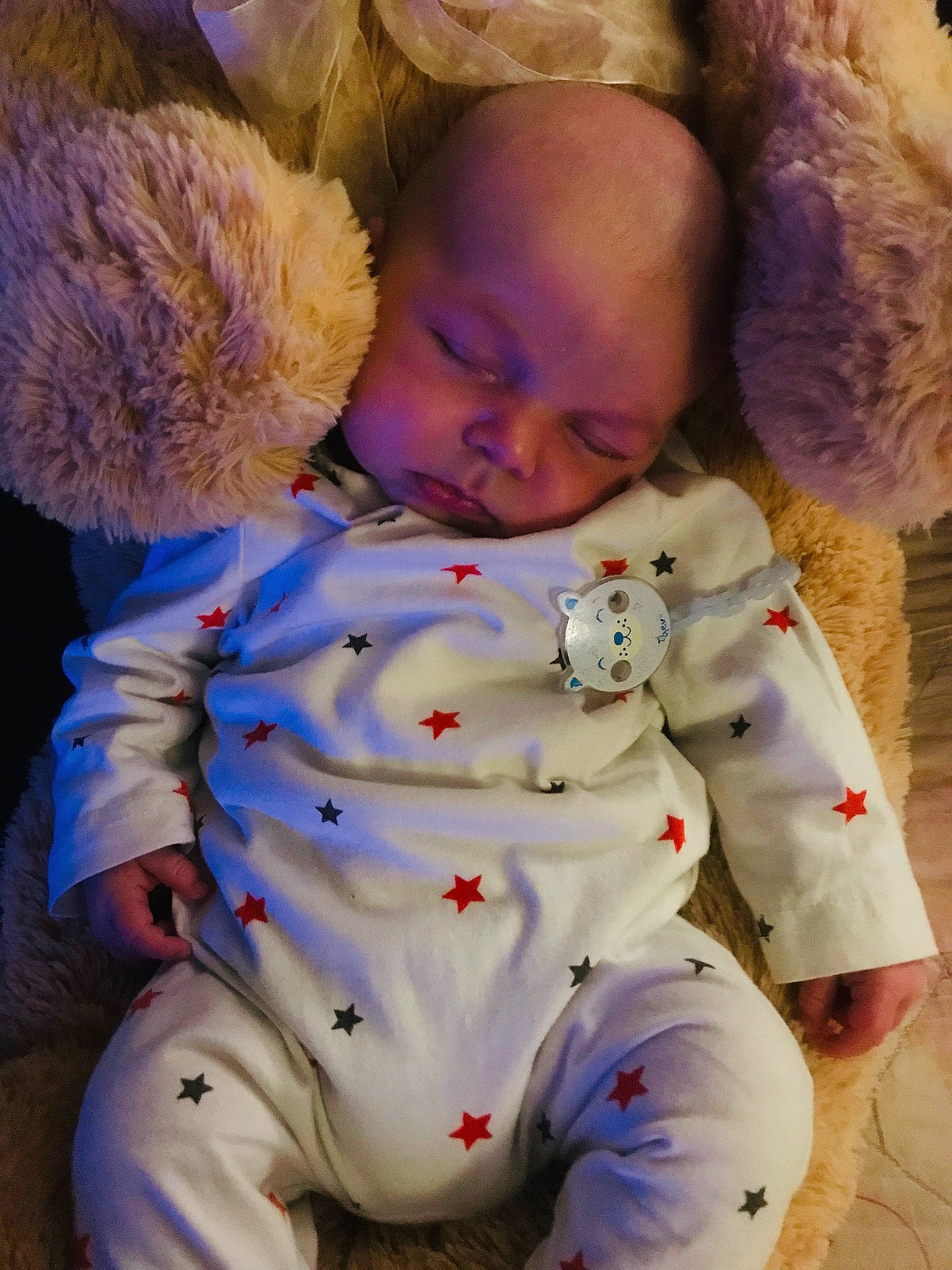 Kylian participe au concours pour gagner de l'argent avec cette photo : abdomen, arm, baby, baby_products, baby_sleeping, baby_toddler_clothing, bedtime, cheek, child, comfort, eye, face, gesture, happy, human_body, linens, mouth, nose, person, sitting