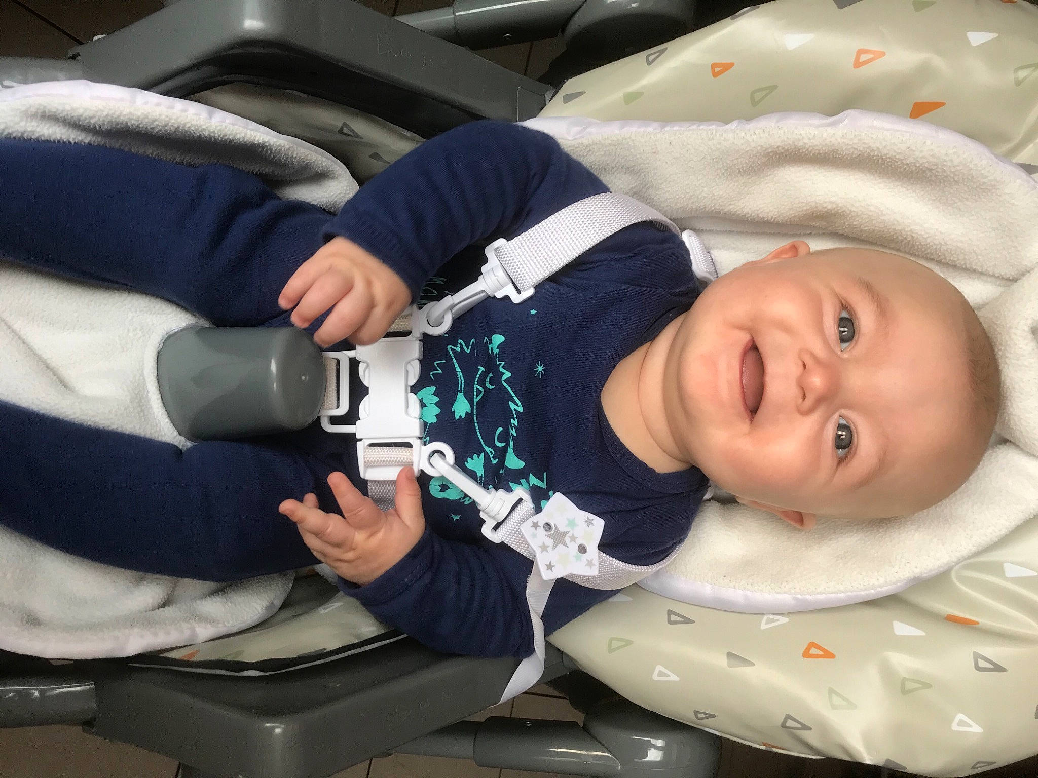 Kylian participe au concours pour gagner de l'argent avec cette photo : auto_part, baby, baby_carriage, baby_in_car_seat, baby_products, baby_safety, baby_toddler_clothing, car_seat, child, comfort, family_car, gesture, happy, person, sleeve, smile, toddler, vehicle_door