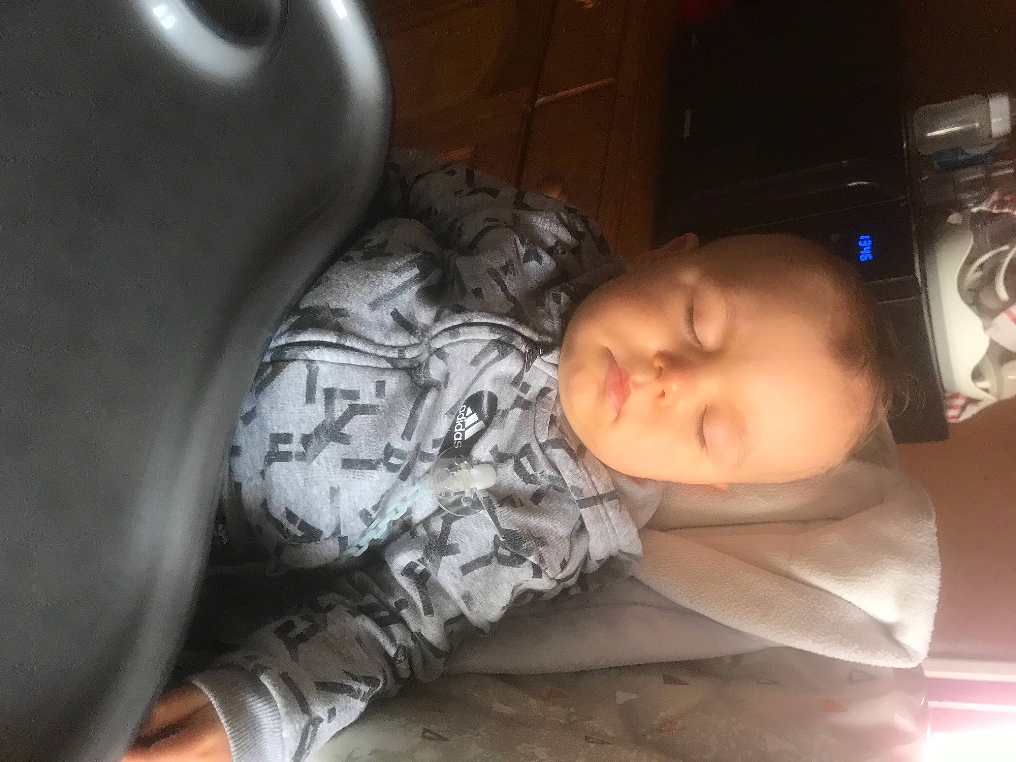 Kylian a rejoint le concours — aidez-le/la à gagner de superbes lots ! audio_equipment, baby, baby_products, baby_toddler_clothing, bedtime, car_seat, cheek, child, chin, comfort, darkness, flash_photography, fun, mouth, nap, nose, person, room, sitting, sleep
