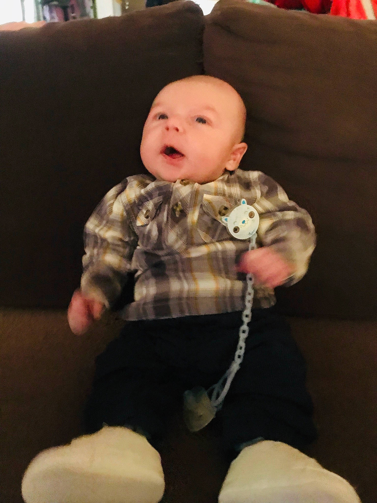 Kylian participe au concours pour gagner de l'argent avec cette photo : baby, baby_toddler_clothing, cheek, child, comfort, couch, face, fur, head, human_body, lap, person, plaid, room, sitting, skin, sleeve, tartan, toddler, toy