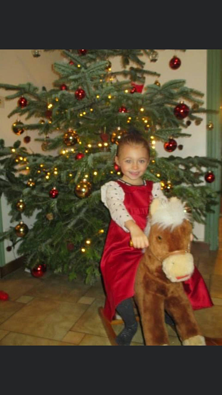 Maïlyss a rejoint le concours — aidez-le/la à gagner de superbes lots ! christmas, christmas_decoration, christmas_eve, christmas_ornament, christmas_tree, conifer, event, evergreen, fun, happy, holiday, holiday_ornament, human_body, joy, lap, ornament, person, plant, smile, standing