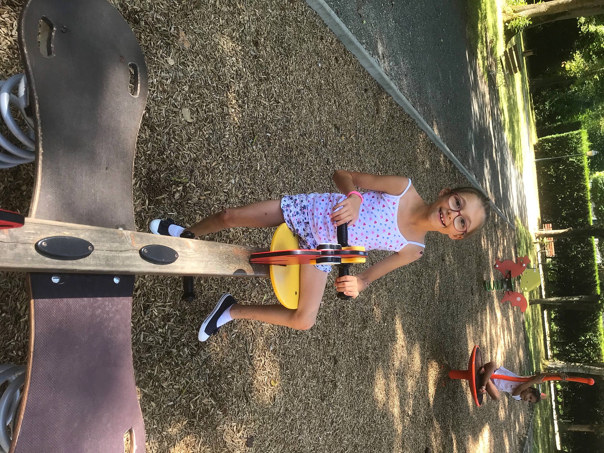 Maïlyss a rejoint le concours — aidez-le/la à gagner de superbes lots ! bench, bumper, city, elbow, electric_blue, fun, human_leg, joy, knee, leisure, longboard, outdoor_play_equipment, person, play, playground, recreation, skateboard, skateboarding_equipment, t_shirt, thigh