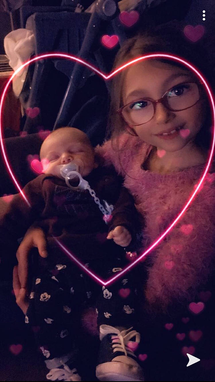 Maïlyss a rejoint le concours — aidez-le/la à gagner de superbes lots ! baby, cool, entertainment, facial_expression, fashion, flash_photography, glasses, human, human_body, magenta, organ, person, photograph, pink, product, purple, skin, smile, toddler, violet